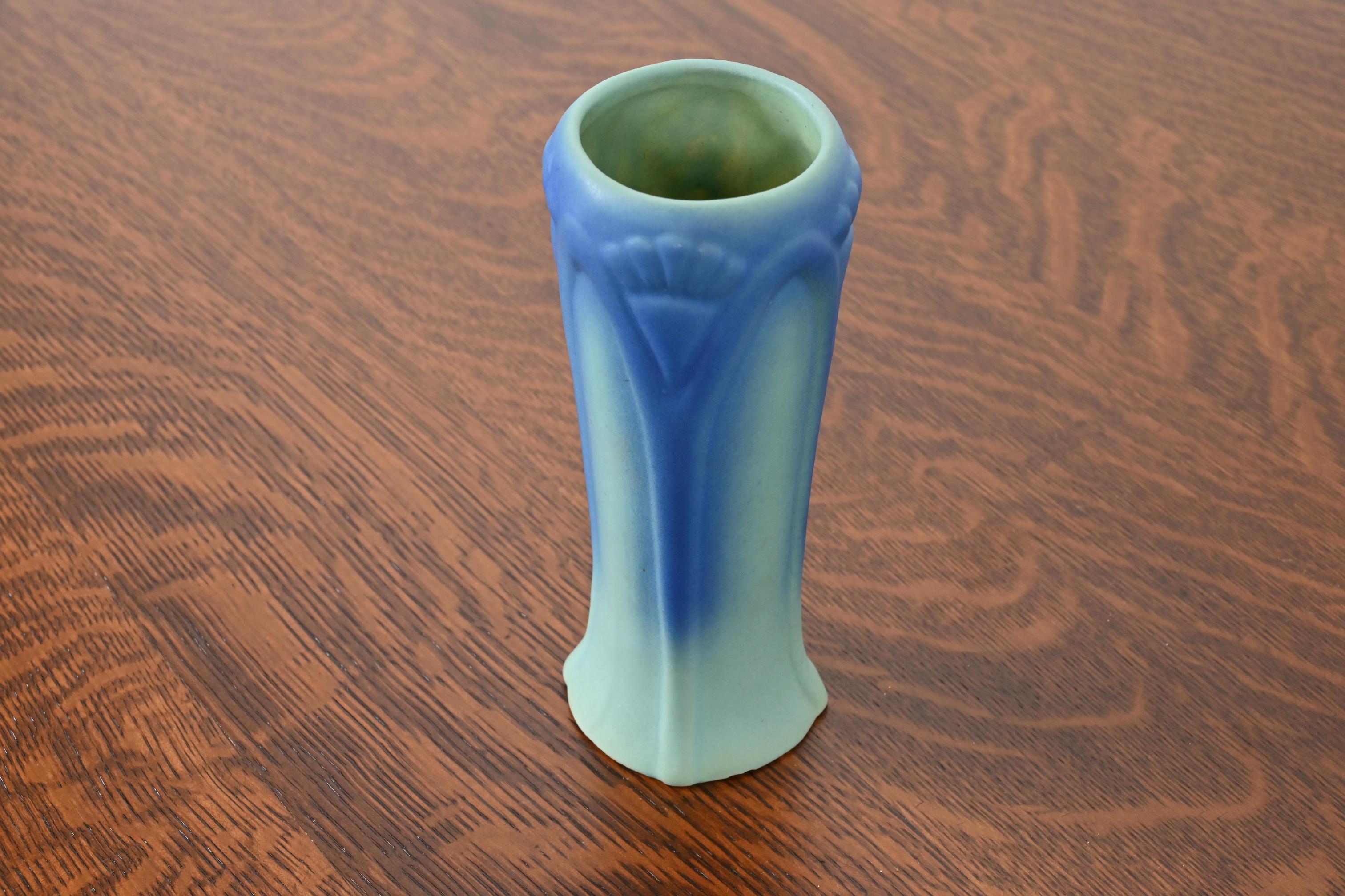 XX secolo Vaso in ceramica smaltata blu e turchese di Van Briggle Arts & Crafts