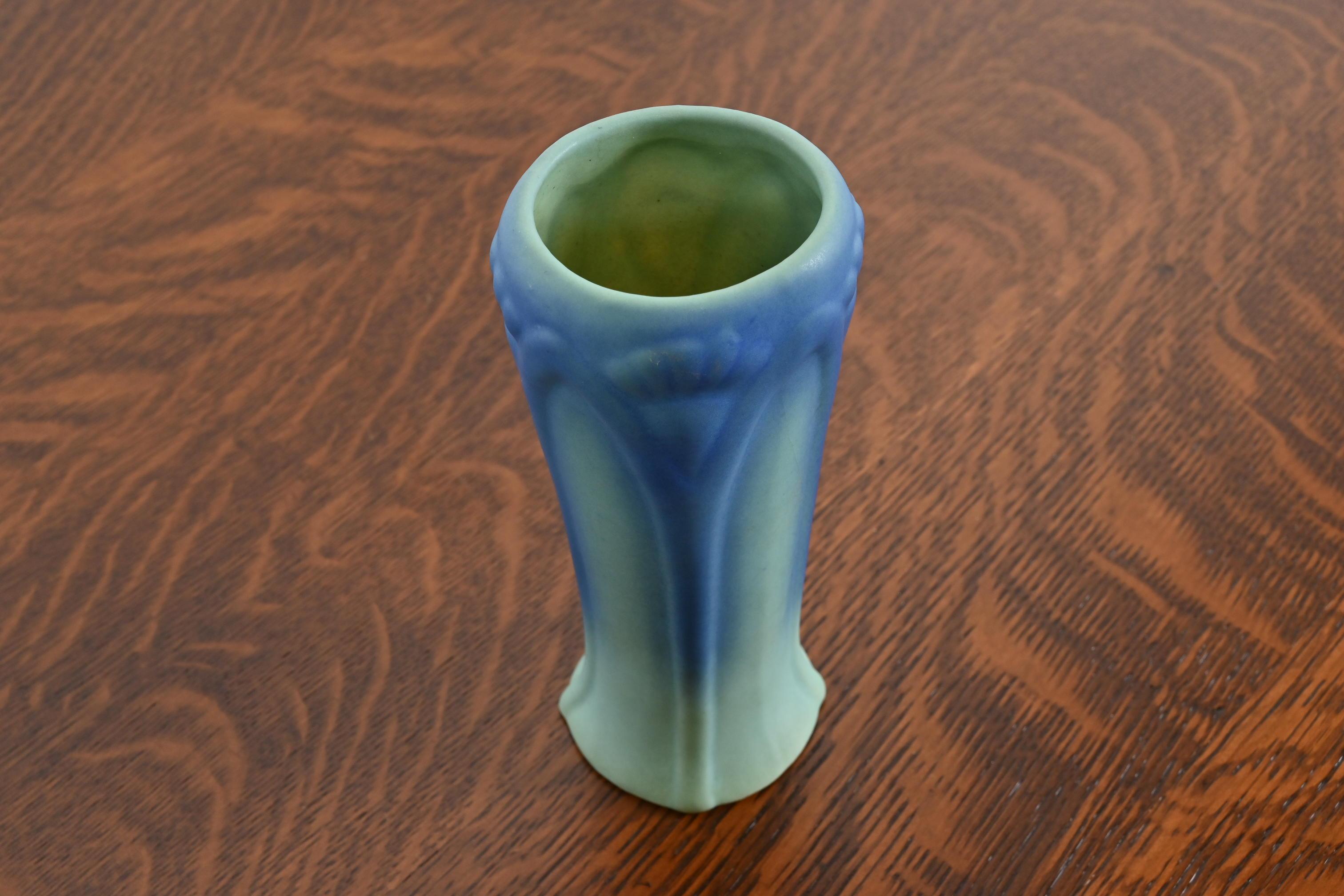 Terracotta Vaso in ceramica smaltata blu e turchese di Van Briggle Arts & Crafts