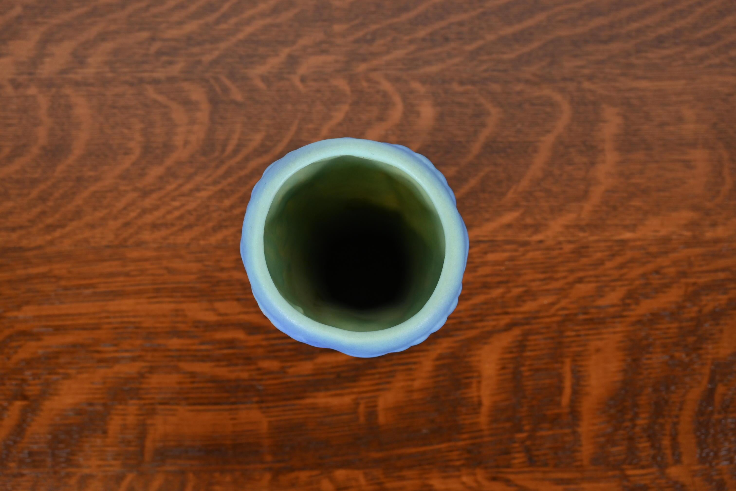 Vaso in ceramica smaltata blu e turchese di Van Briggle Arts & Crafts 1