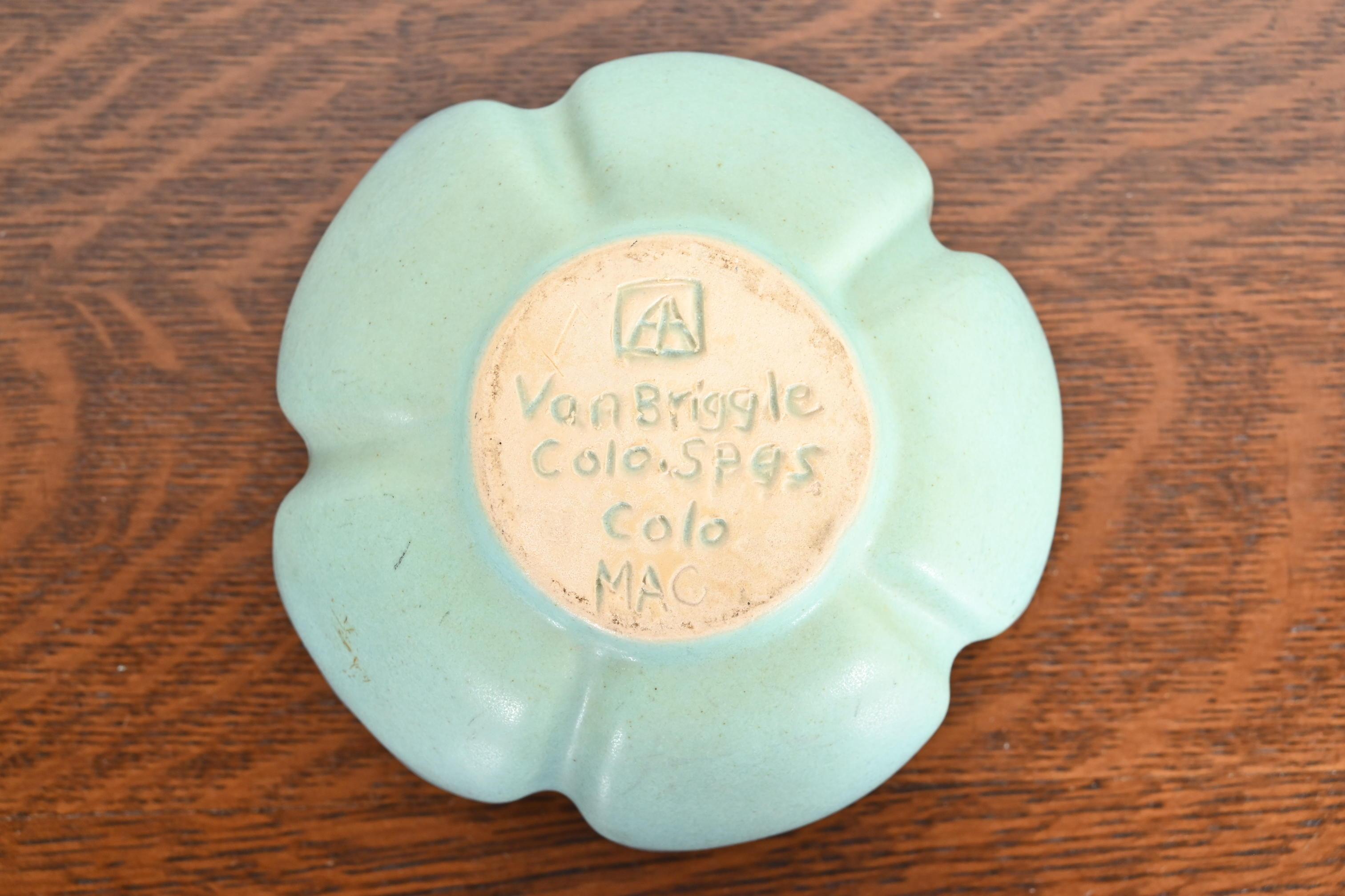 Van Briggle Arts & Crafts Cuenco de cerámica esmaltada turquesa con forma de loto en venta 2