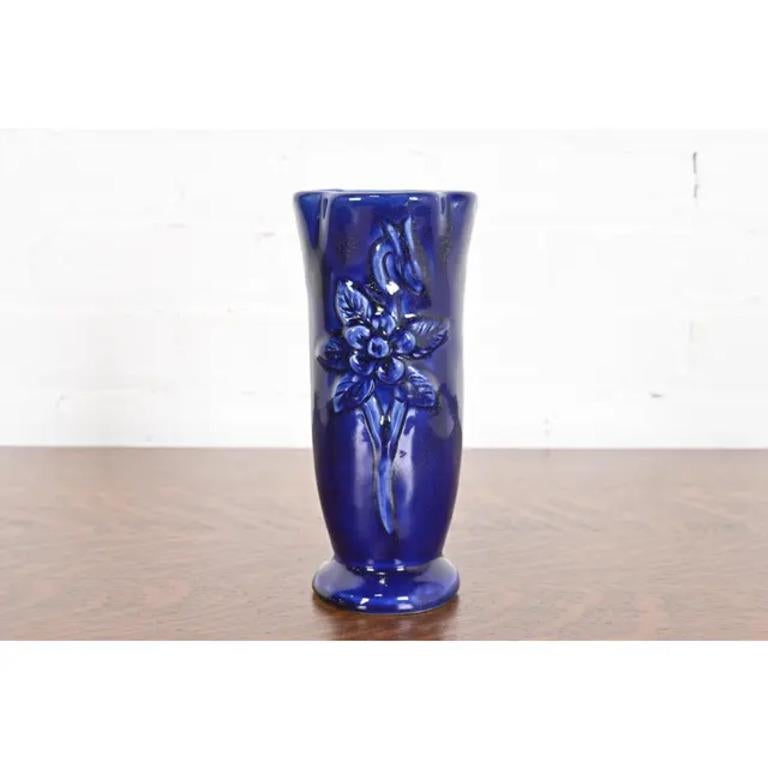 A gorgeous Arts & Crafts or Mid-Century Modern Ming blue glazed ceramic art pottery vase with floral motif

By Van Briggle (signed to the underside)

USA, Circa Mid-20th Century

Measures: 4
