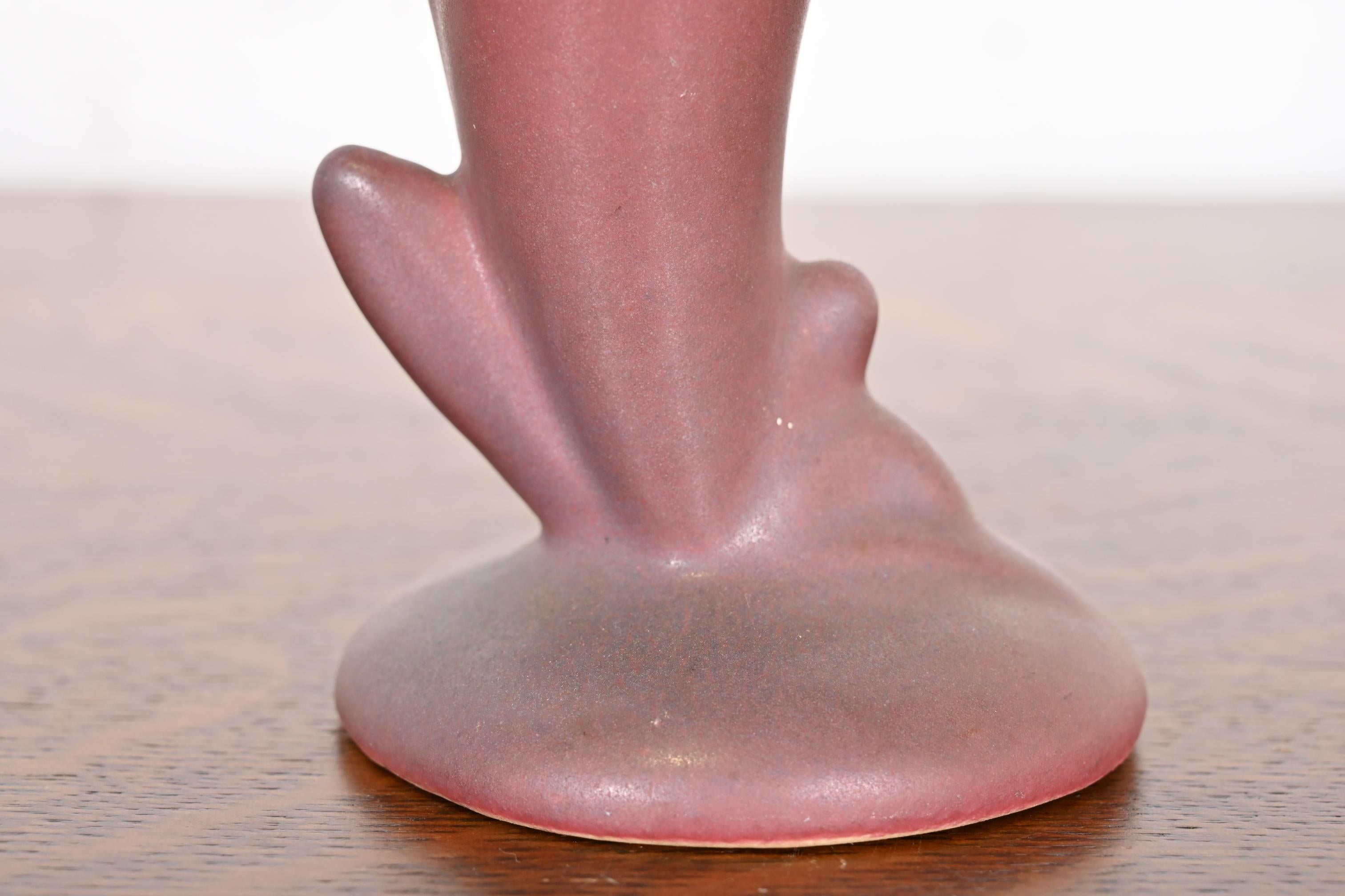 Van Briggle Arts & Crafts Vaso di foglie in ceramica smaltata color gelso in vendita 3