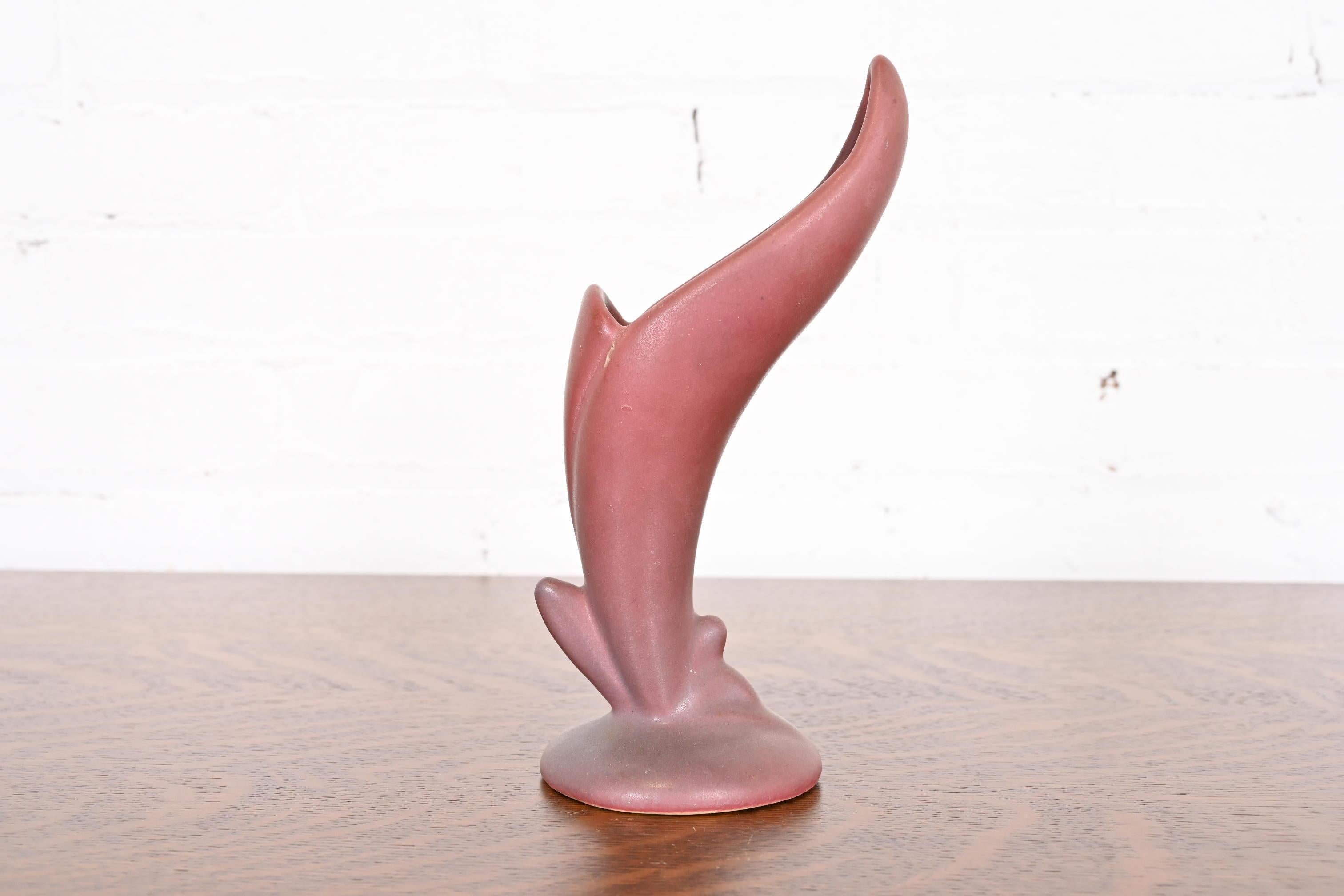 Uno splendido vaso in ceramica smaltata di gelso del periodo Arts & Crafts a forma di fogliame

Di Van Briggle (firmato sul lato inferiore)

Stati Uniti, inizio del XX secolo

Misure: 4,13