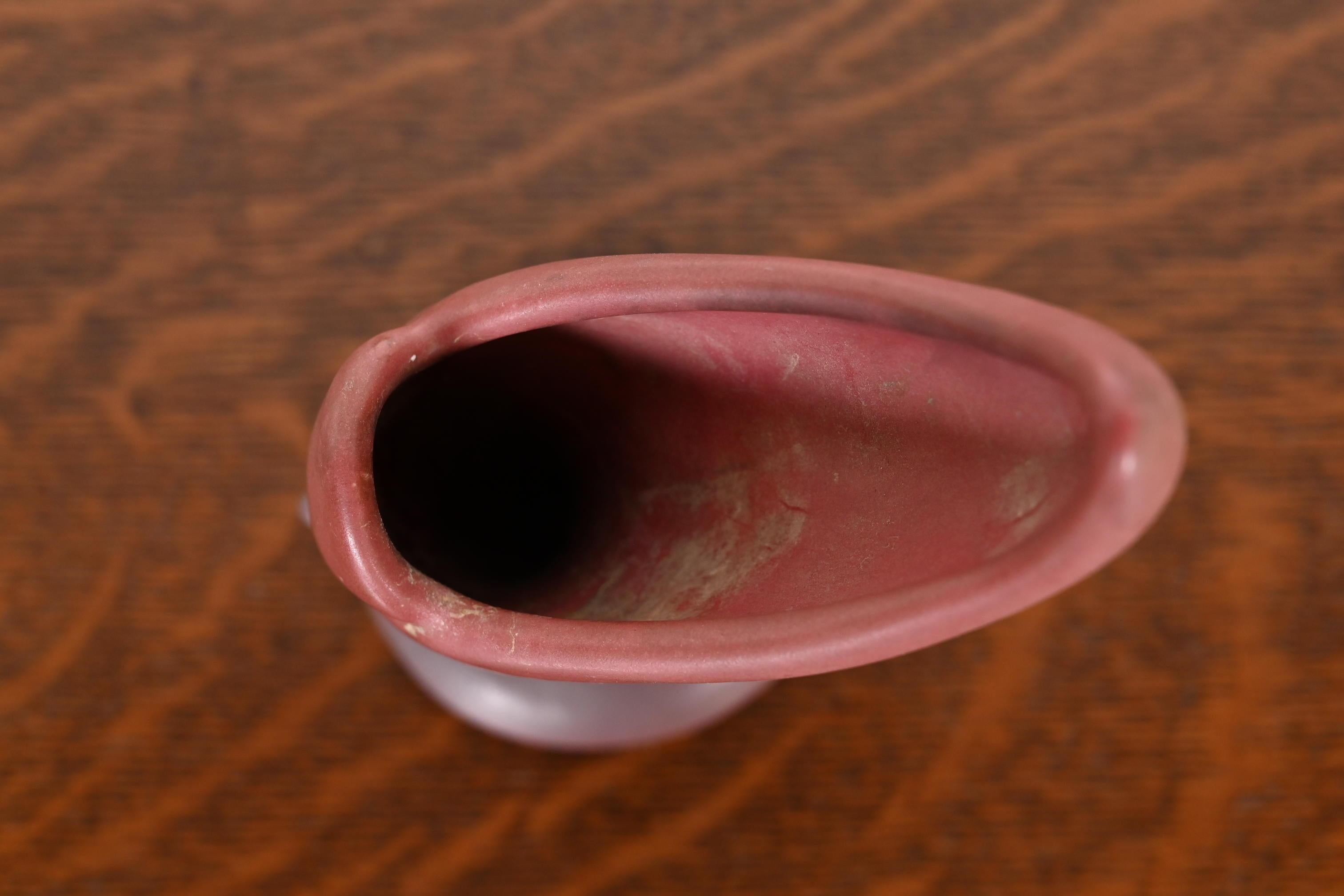 Van Briggle Arts & Crafts Vaso di foglie in ceramica smaltata color gelso in vendita 2