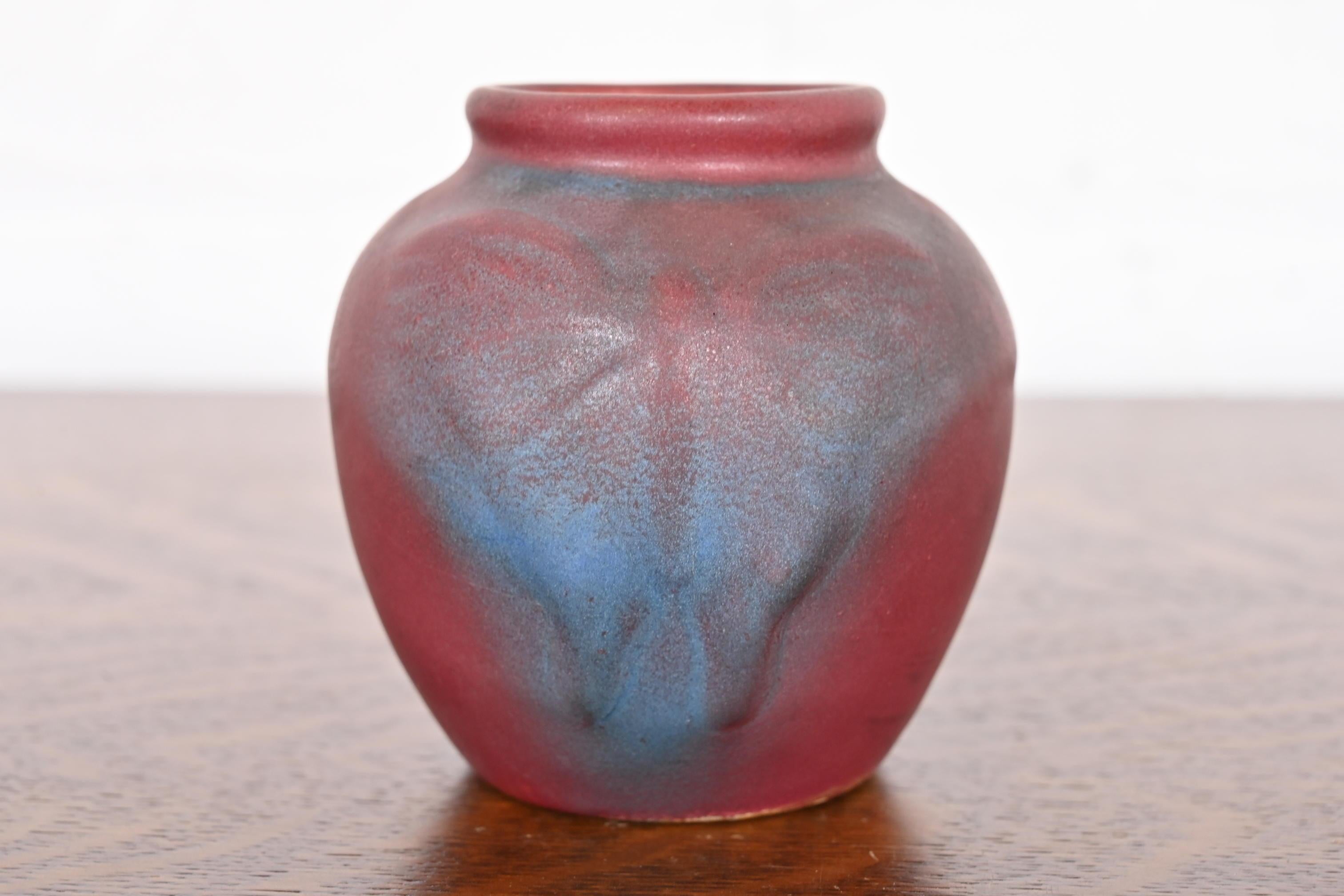 A gorgeous Arts & Crafts period mulberry glazed ceramic art pottery vase with butterfly design

By Van Briggle (signed to the underside)

USA, Early 20th Century

Measures: 3.5