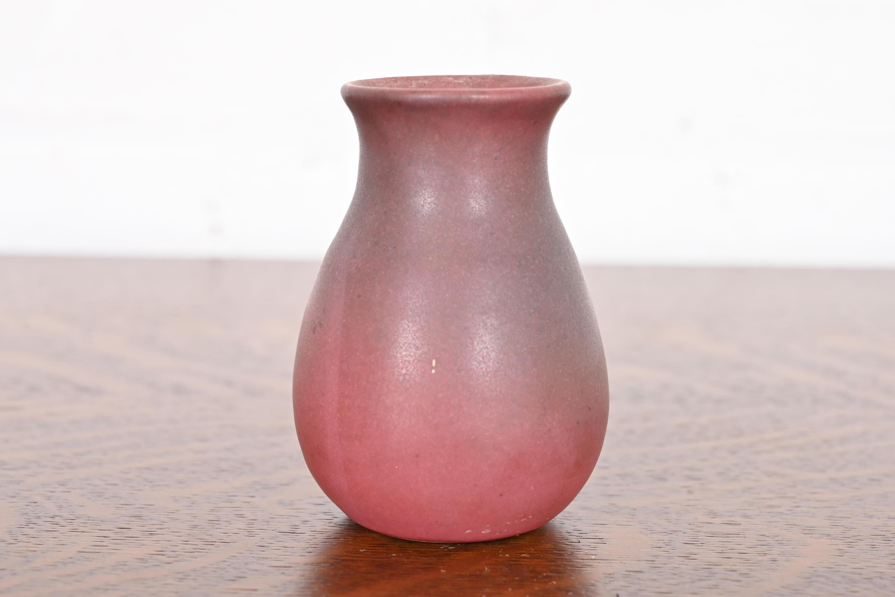Precioso jarrón de cerámica esmaltada rosa de la época Arts & Crafts 

Por Van Briggle (firmado en la parte inferior)

EE.UU., principios del siglo XX

Medidas: 2,63