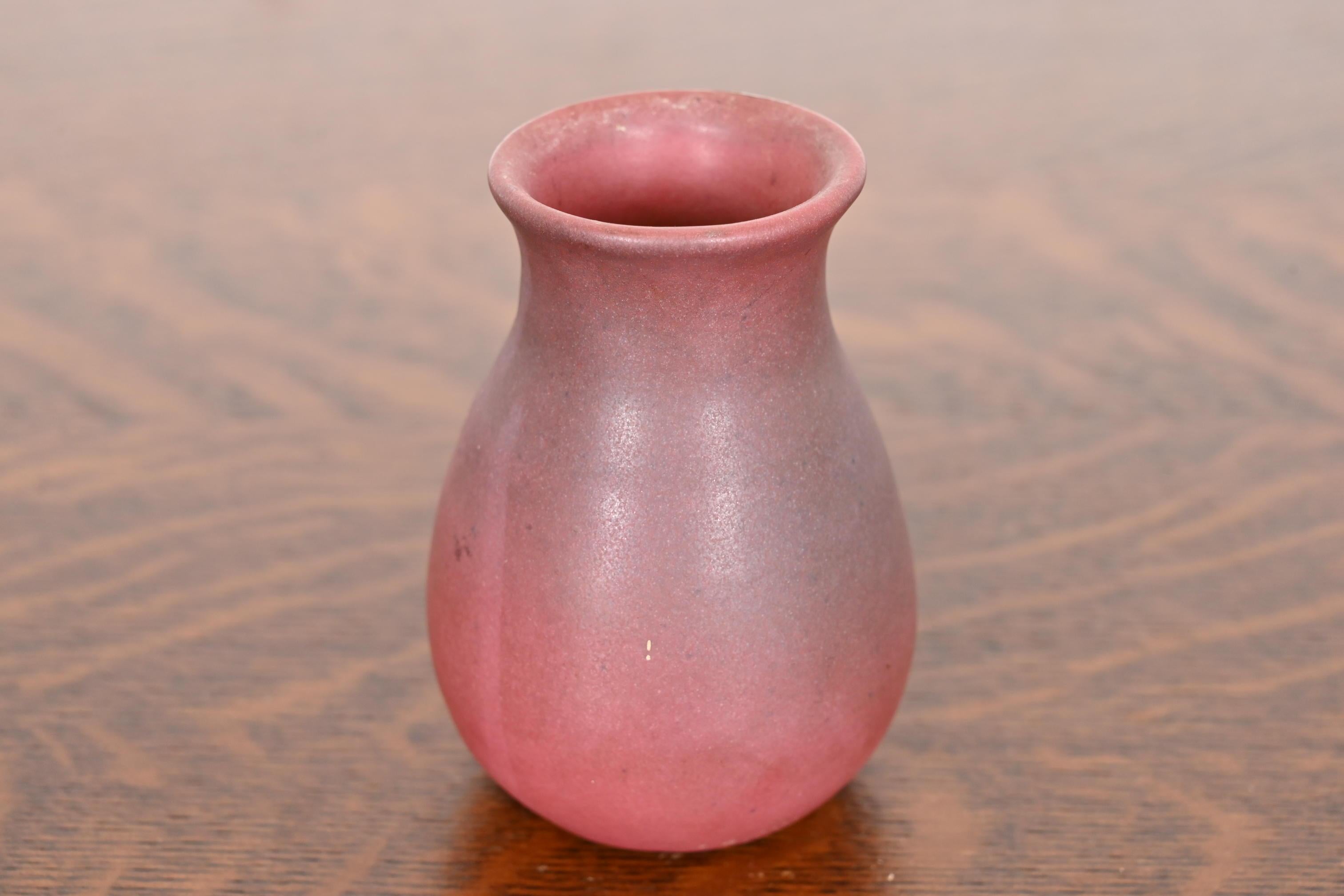 Jarrón de cerámica esmaltada rosa Van Briggle Arts & Crafts Artes y manualidades en venta