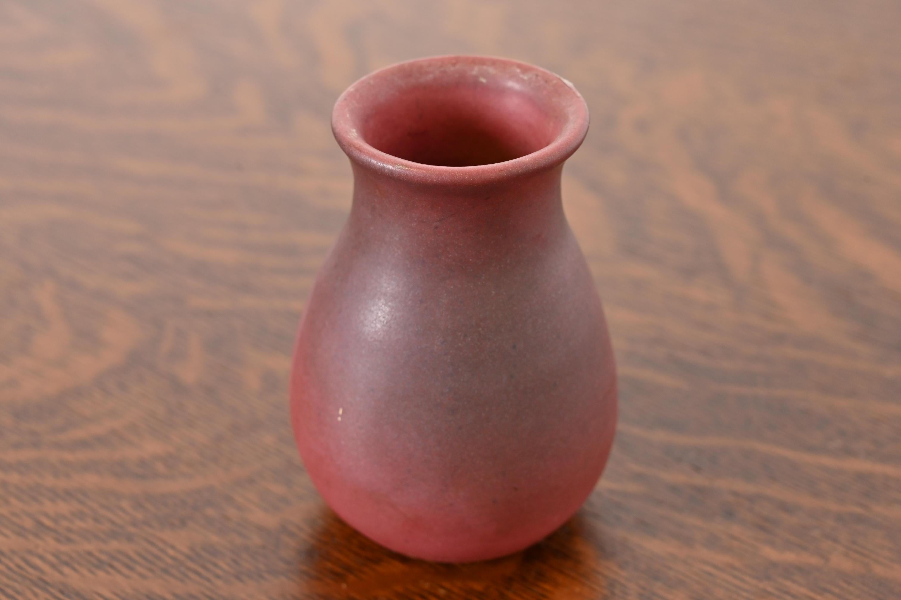 Jarrón de cerámica esmaltada rosa Van Briggle Arts & Crafts Estadounidense en venta
