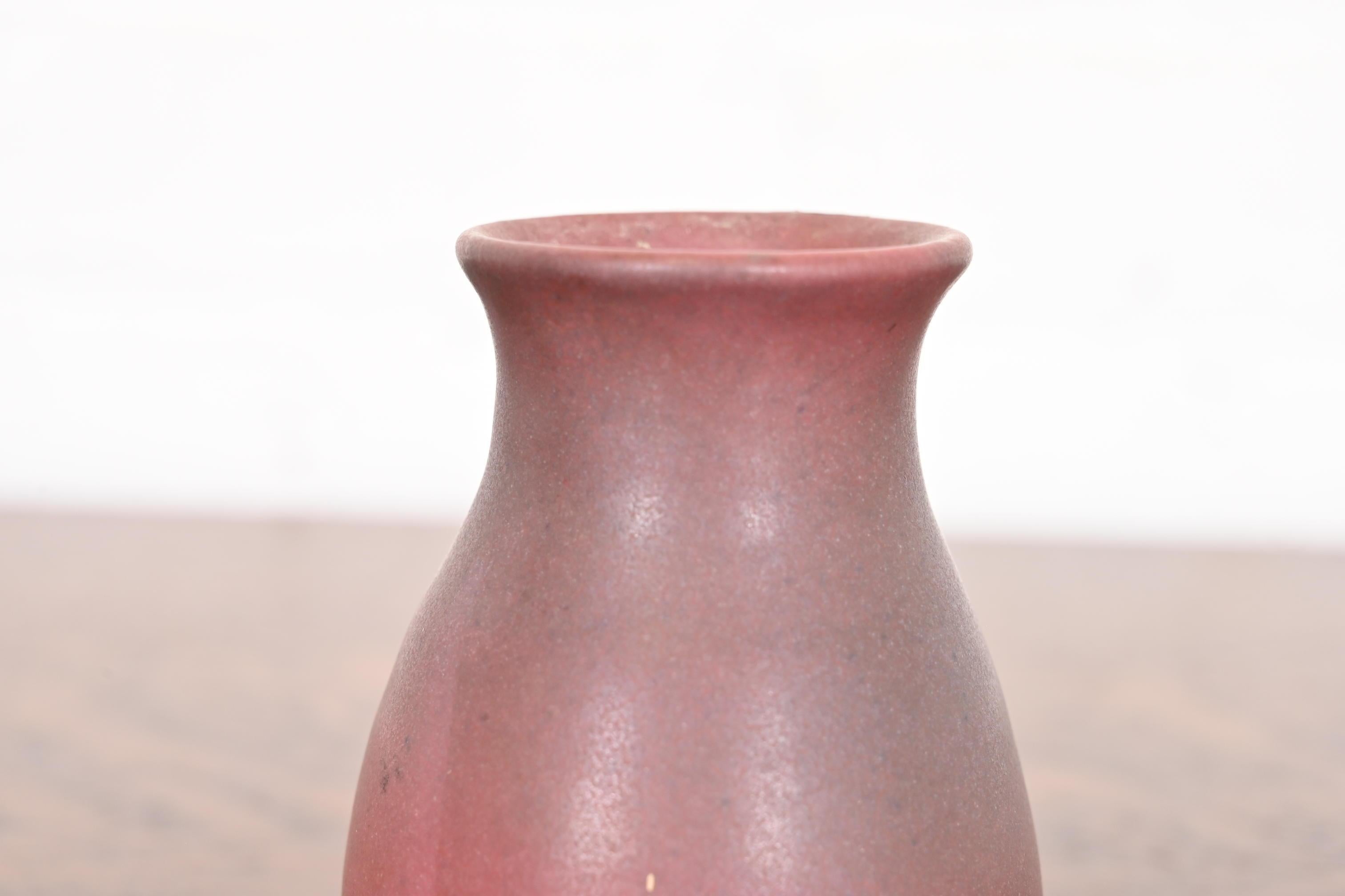 Jarrón de cerámica esmaltada rosa Van Briggle Arts & Crafts siglo XX en venta