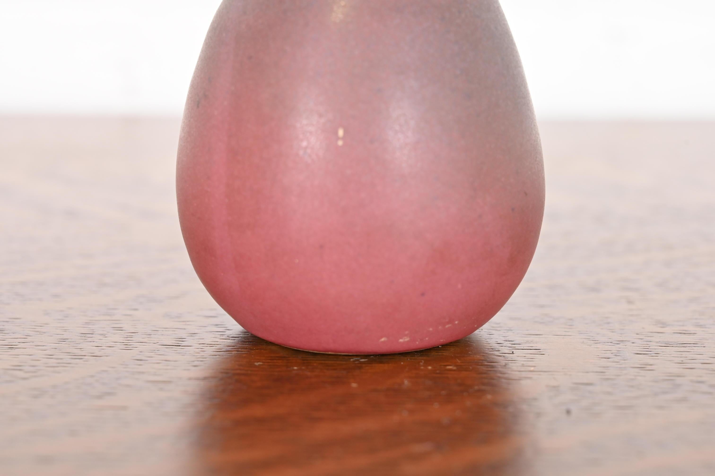 Jarrón de cerámica esmaltada rosa Van Briggle Arts & Crafts Cerámico en venta