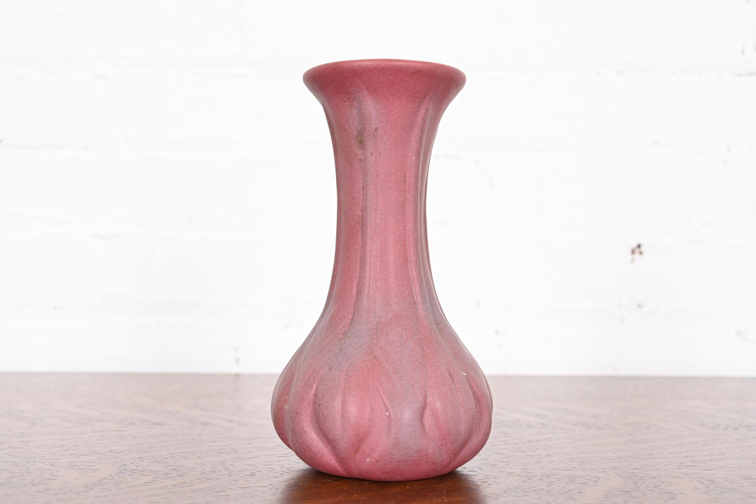 A gorgeous Arts & Crafts period pink glazed ceramic art pottery vase with tulip motif

By Van Briggle (signed to the underside)

USA, Early 20th Century

Measures: 3.75