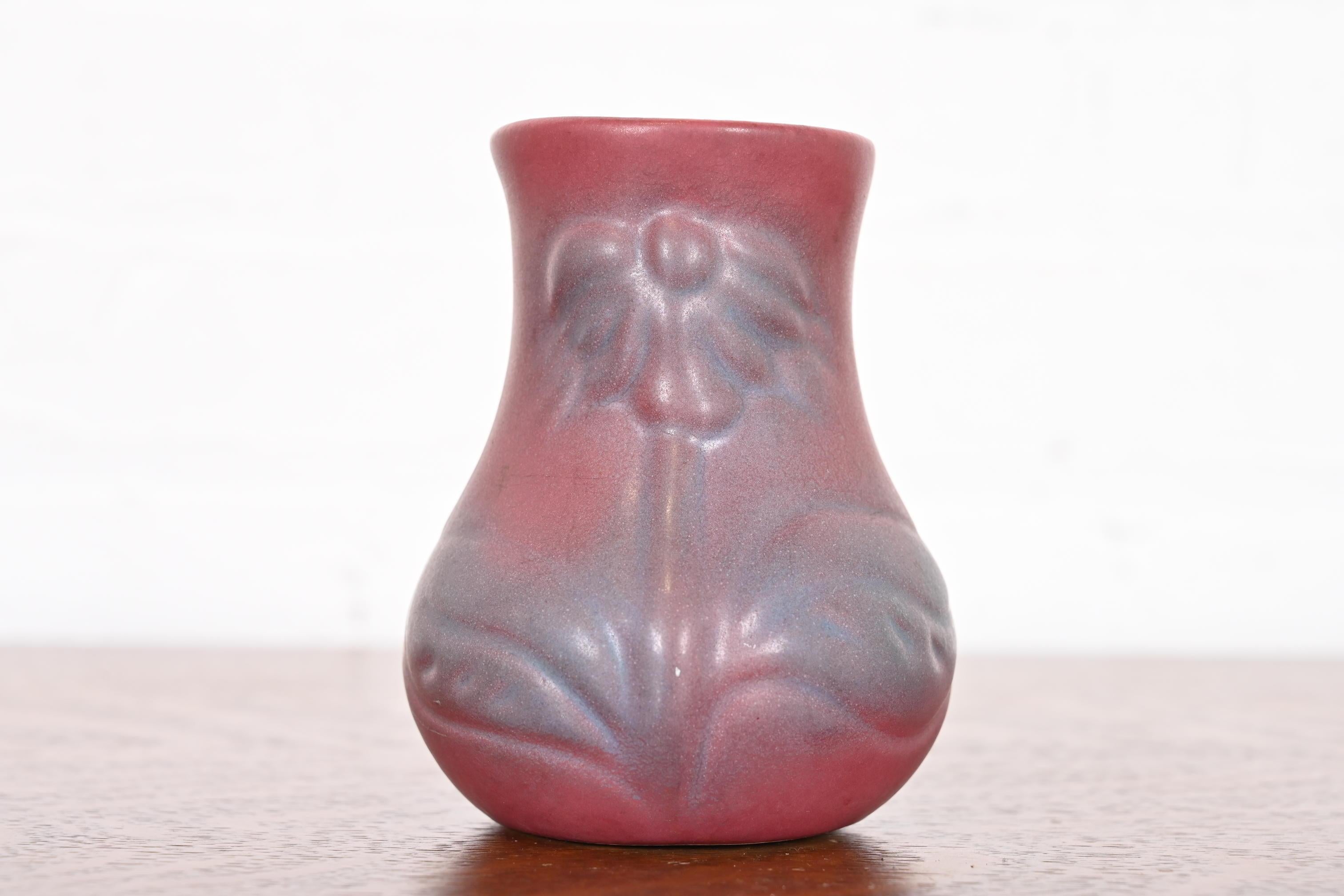 A gorgeous Arts & Crafts period pink and lavender glazed ceramic art pottery vase with floral motif

By Van Briggle (signed to the underside)

USA, Early 20th Century

Measures: 5.38