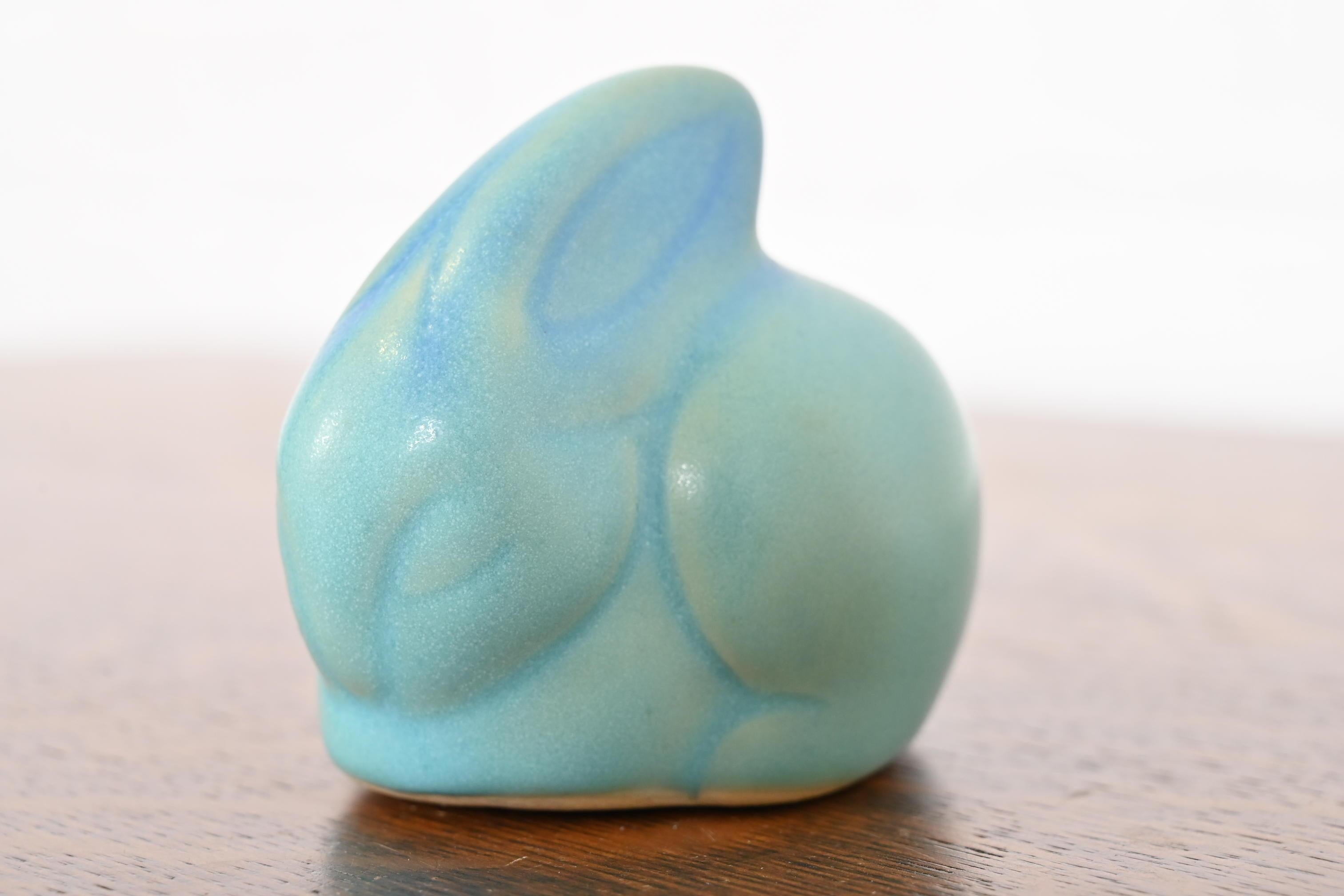A gorgeous Arts & Crafts period rabbit form turquoise glazed ceramic art pottery figurine

By Van Briggle (signed to the underside)

USA, Early 20th Century

Measures: 3.38