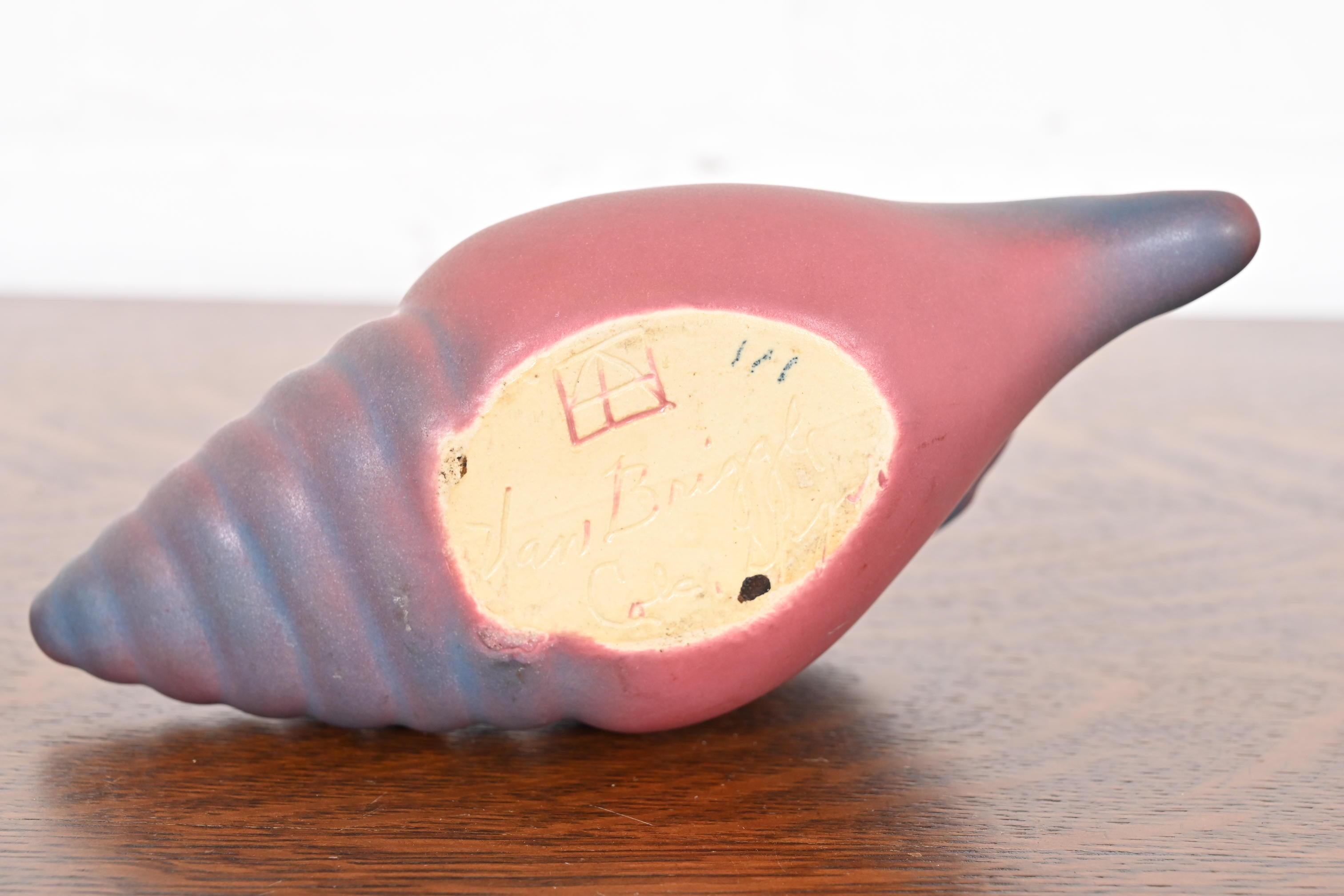 Van Briggle Arts & Crafts Vaso in ceramica smaltata rosa e lavanda a forma di conchiglia in vendita 3