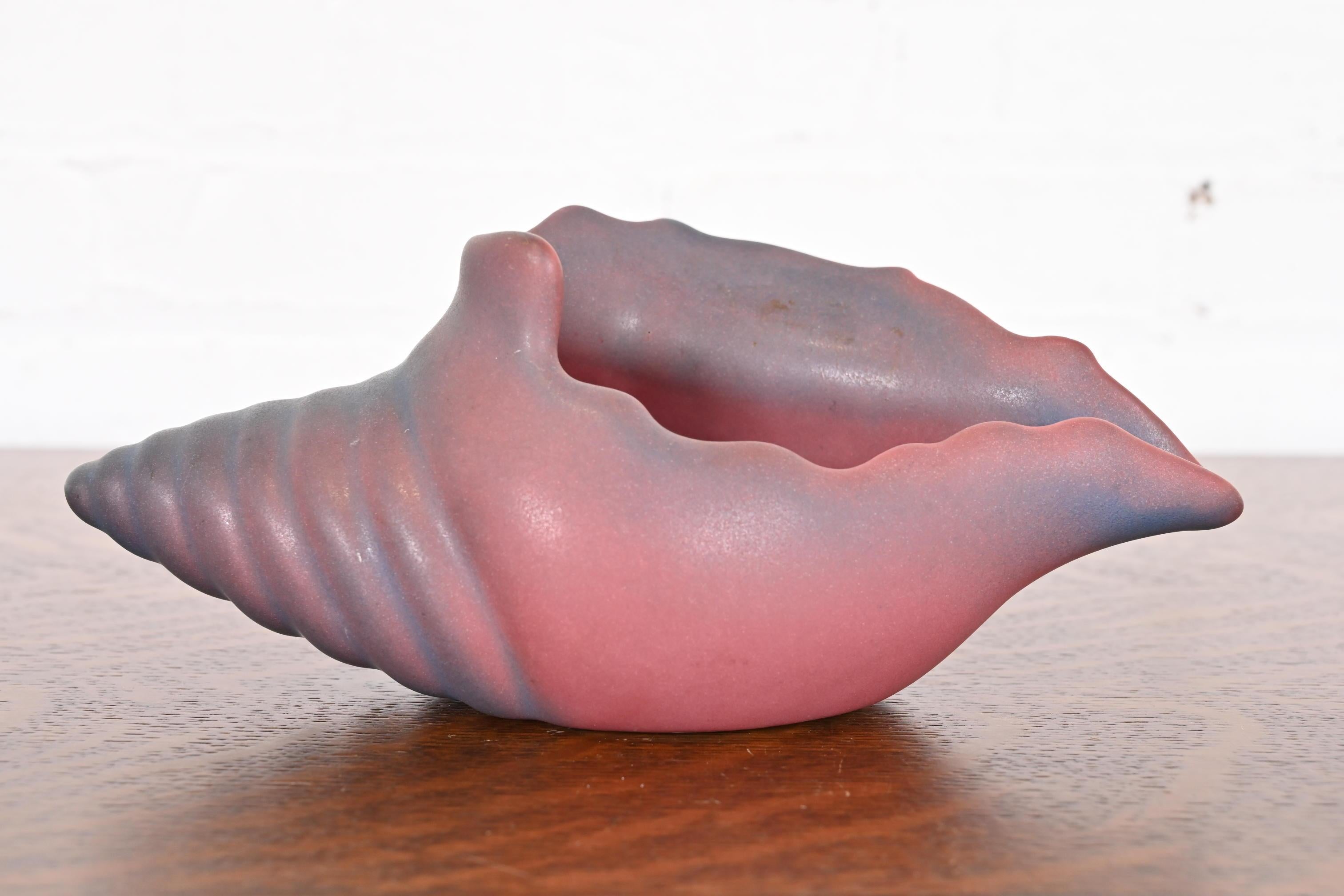 Magnifique jardinière d'art en céramique émaillée rose et lavande d'époque Arts & Crafts en forme de coquillage.

Par Van Briggle (signé au verso)

États-Unis d'Amérique, début du 20e siècle

Dimensions : 8,75 