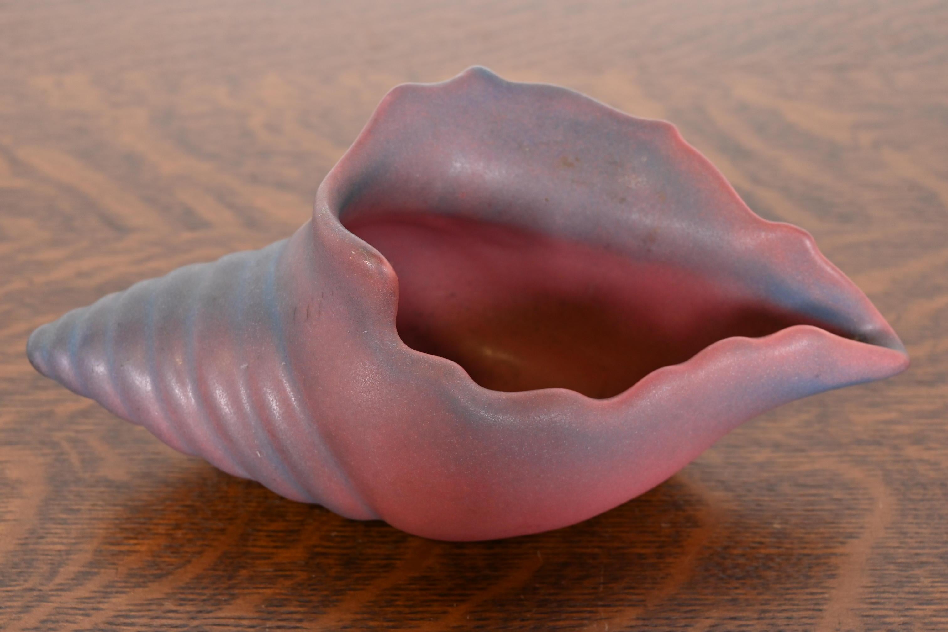 Arts and Crafts Van Briggle Arts & Crafts Vaso in ceramica smaltata rosa e lavanda a forma di conchiglia in vendita