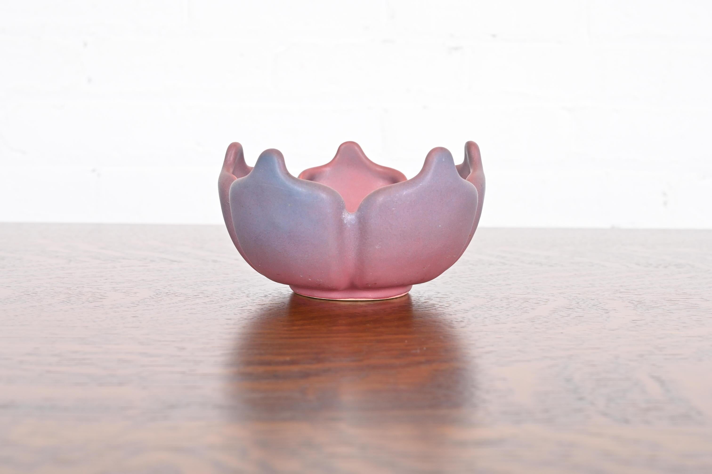 A gorgeous Arts & Crafts period tulip form pink and lavender glazed ceramic art pottery bowl, ashtray, or catchall

By Van Briggle (signed to the underside)

USA, Early 20th Century

Measures: 5.5
