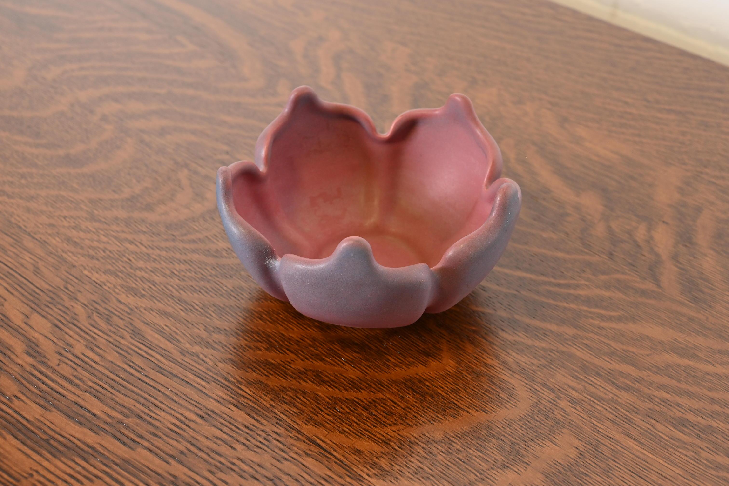 Van Briggle Arts & Crafts Cuenco de cerámica esmaltada con forma de tulipán rosa y lavanda Artes y manualidades en venta