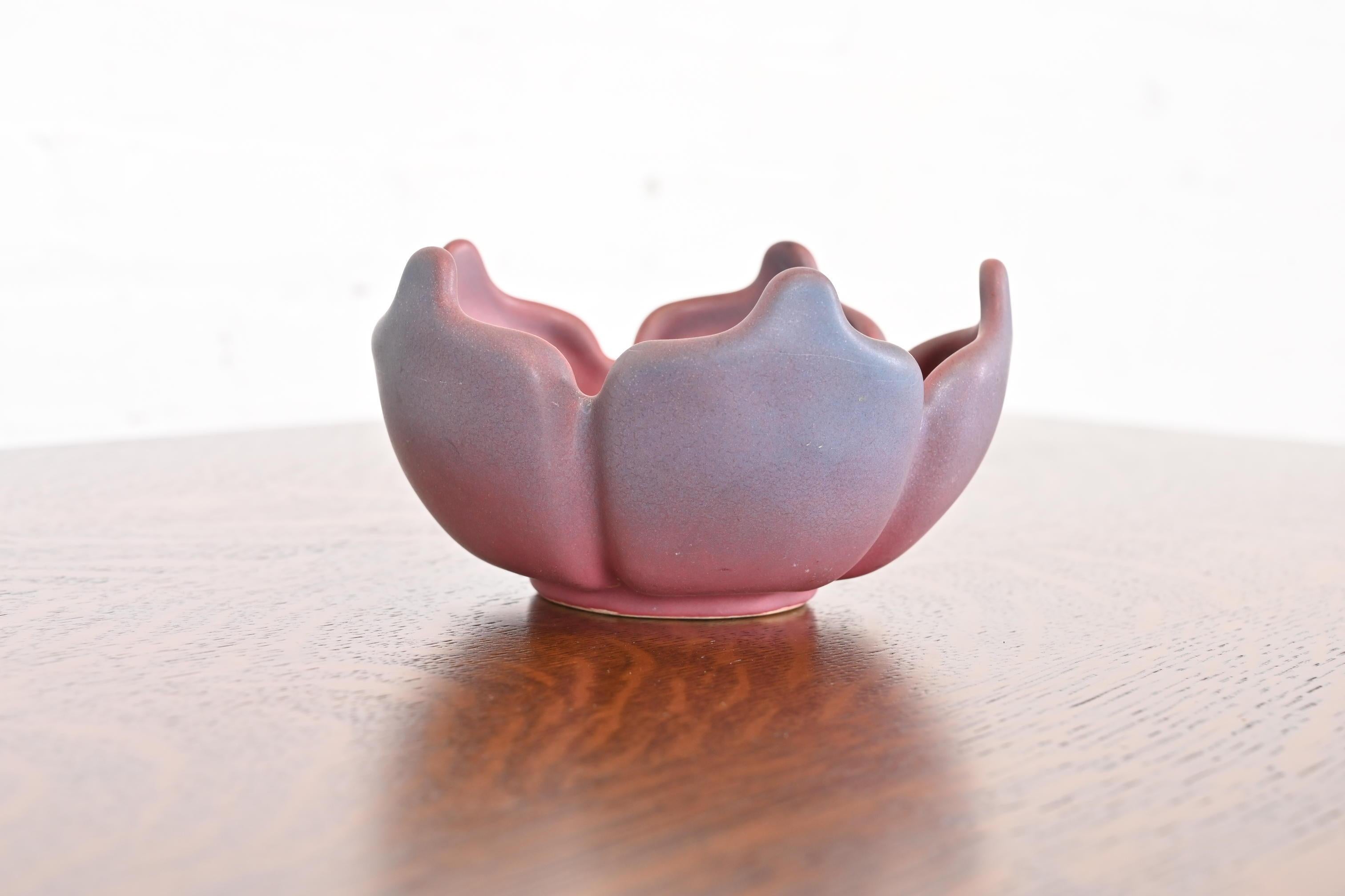 Van Briggle Arts & Crafts Cuenco de cerámica esmaltada con forma de tulipán rosa y lavanda siglo XX en venta