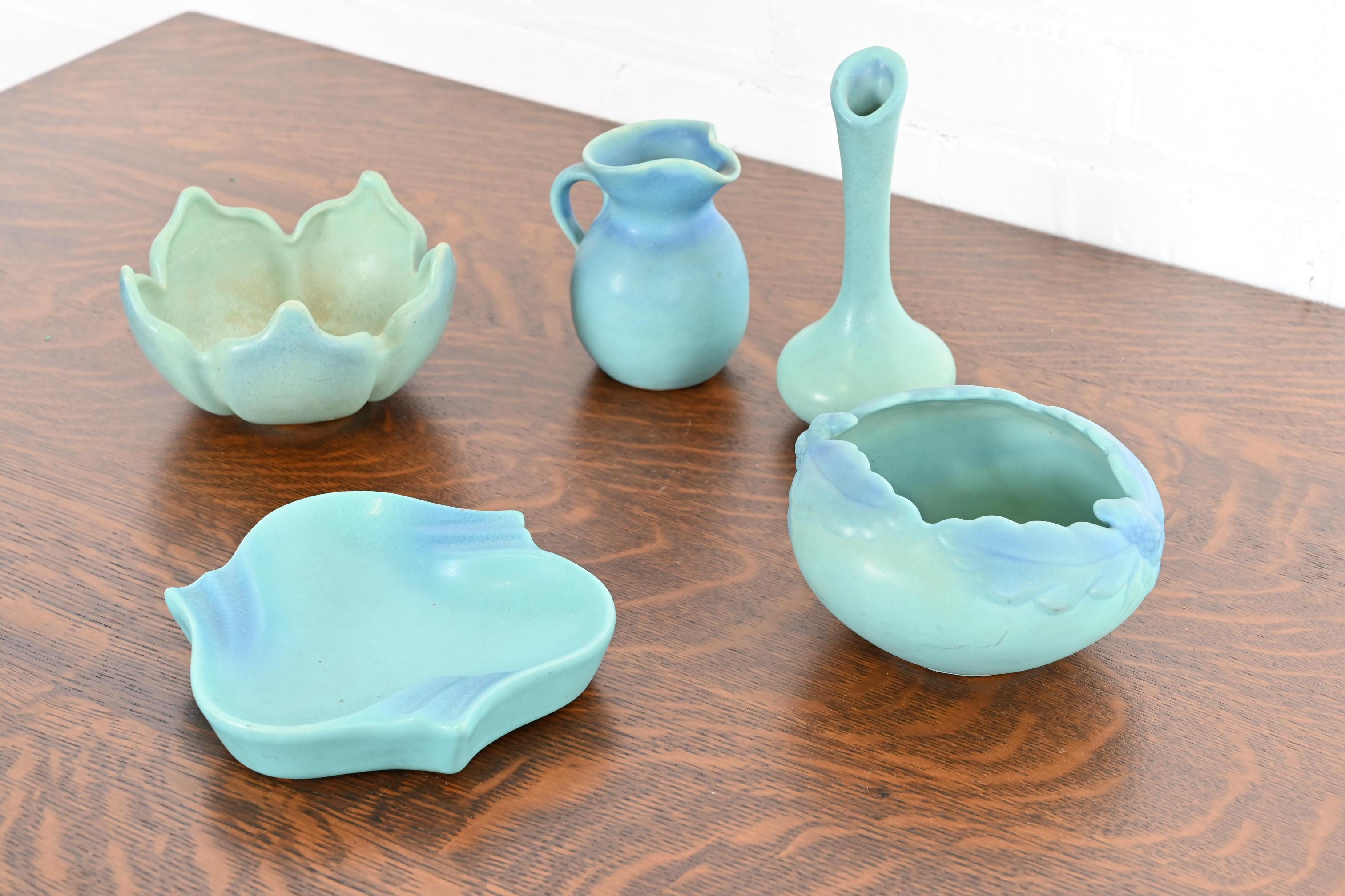 Van Briggle Arts & Crafts Ciotola in ceramica smaltata turchese con motivo a foglie di Oak in vendita 4