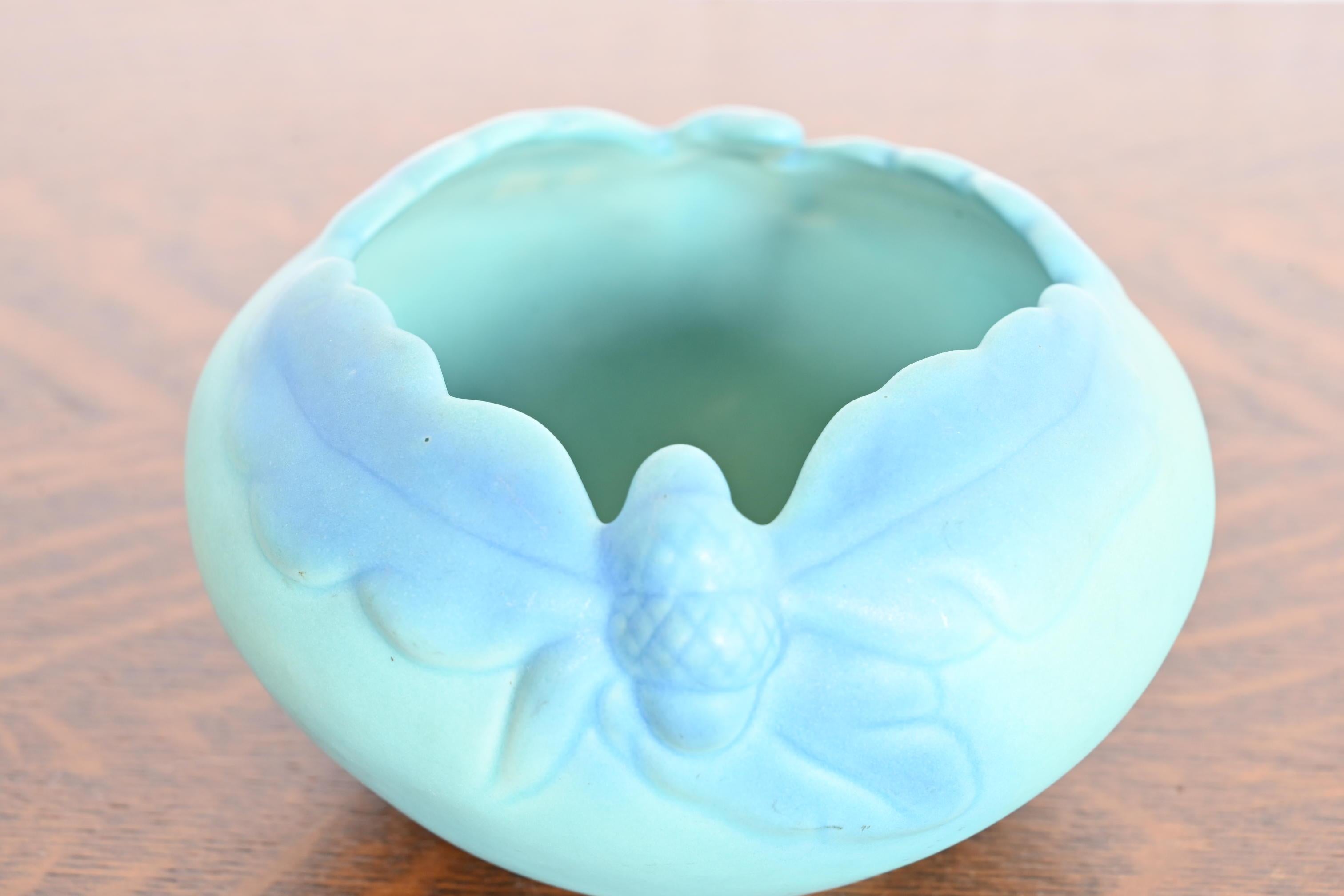 Una splendida ciotola in ceramica smaltata turchese del periodo Arts & Crafts con motivo di foglie di quercia e ghiande

Di Van Briggle (firmato sul lato inferiore)

Stati Uniti, inizio del XX secolo

Misure: 6 