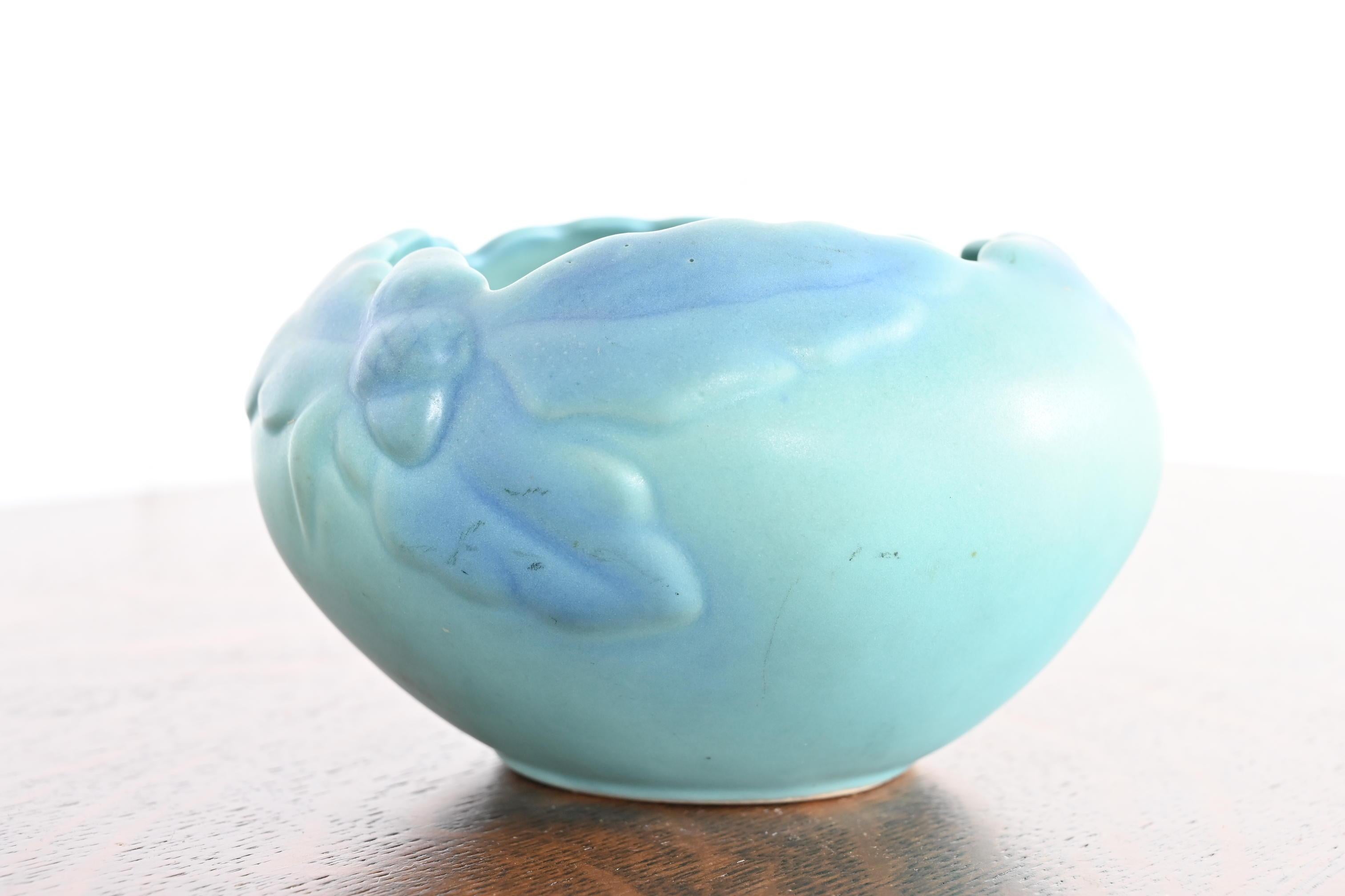 Arts and Crafts Van Briggle Arts & Crafts Ciotola in ceramica smaltata turchese con motivo a foglie di Oak in vendita