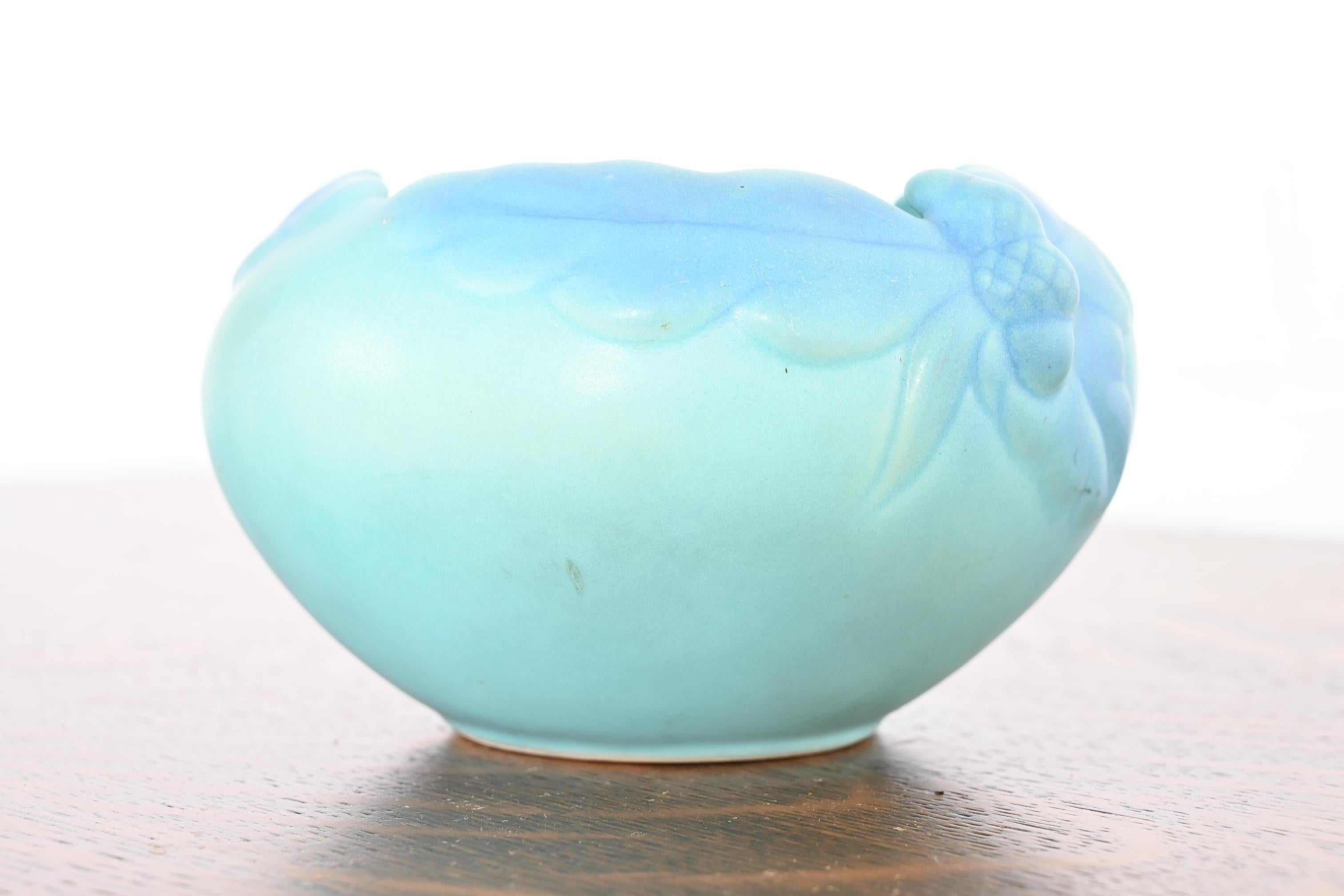 Americano Van Briggle Arts & Crafts Ciotola in ceramica smaltata turchese con motivo a foglie di Oak in vendita