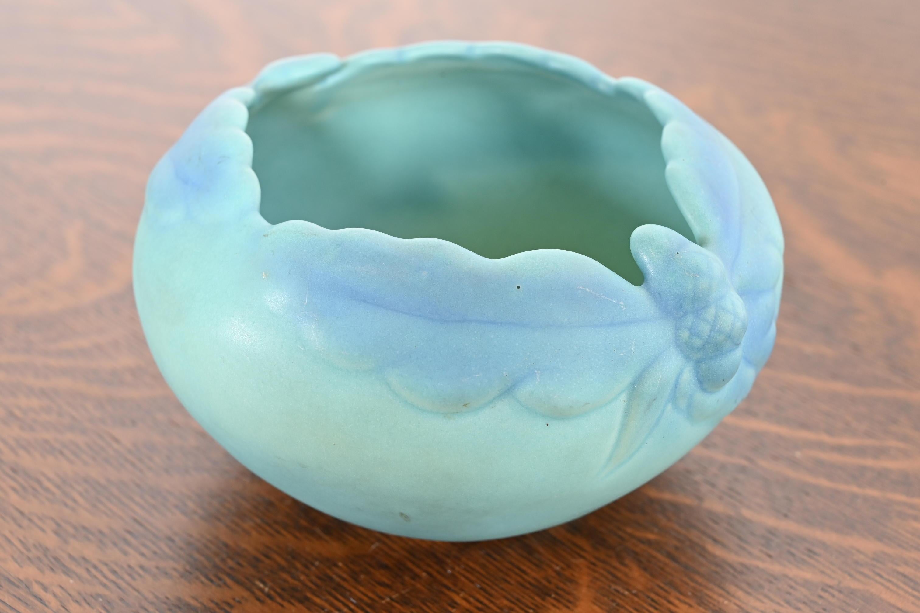 XX secolo Van Briggle Arts & Crafts Ciotola in ceramica smaltata turchese con motivo a foglie di Oak in vendita