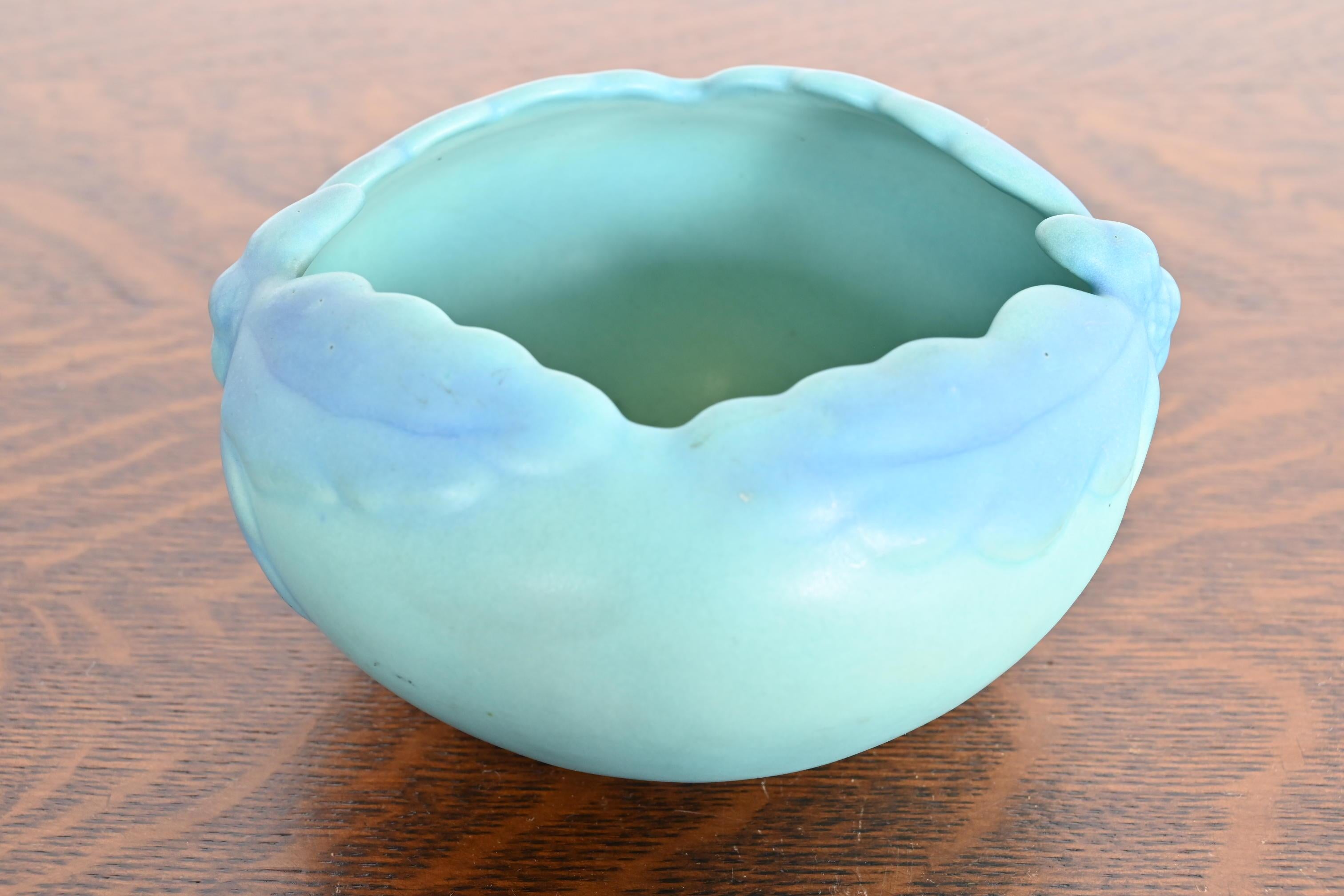 Ceramica Van Briggle Arts & Crafts Ciotola in ceramica smaltata turchese con motivo a foglie di Oak in vendita