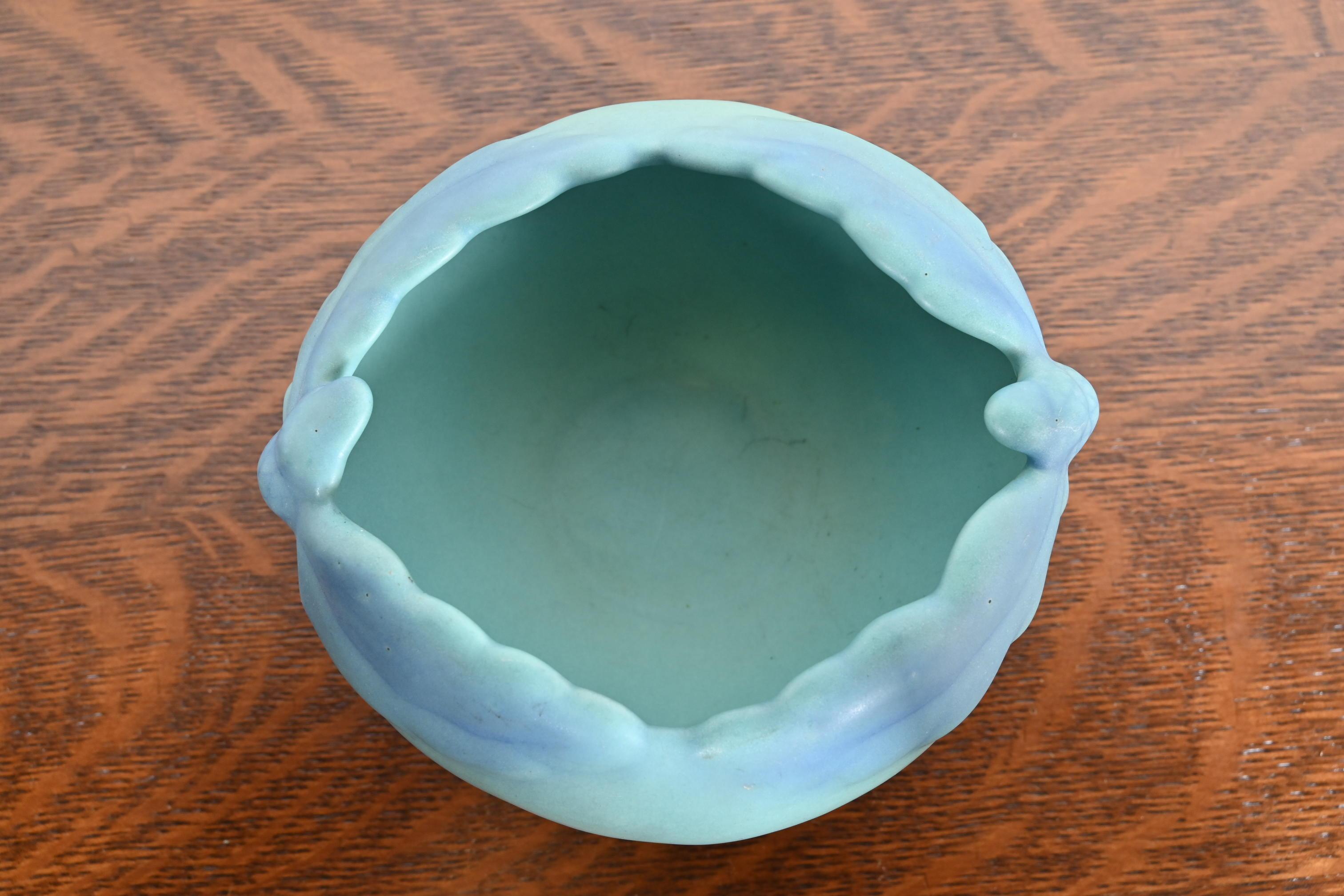 Van Briggle Arts & Crafts Ciotola in ceramica smaltata turchese con motivo a foglie di Oak in vendita 1