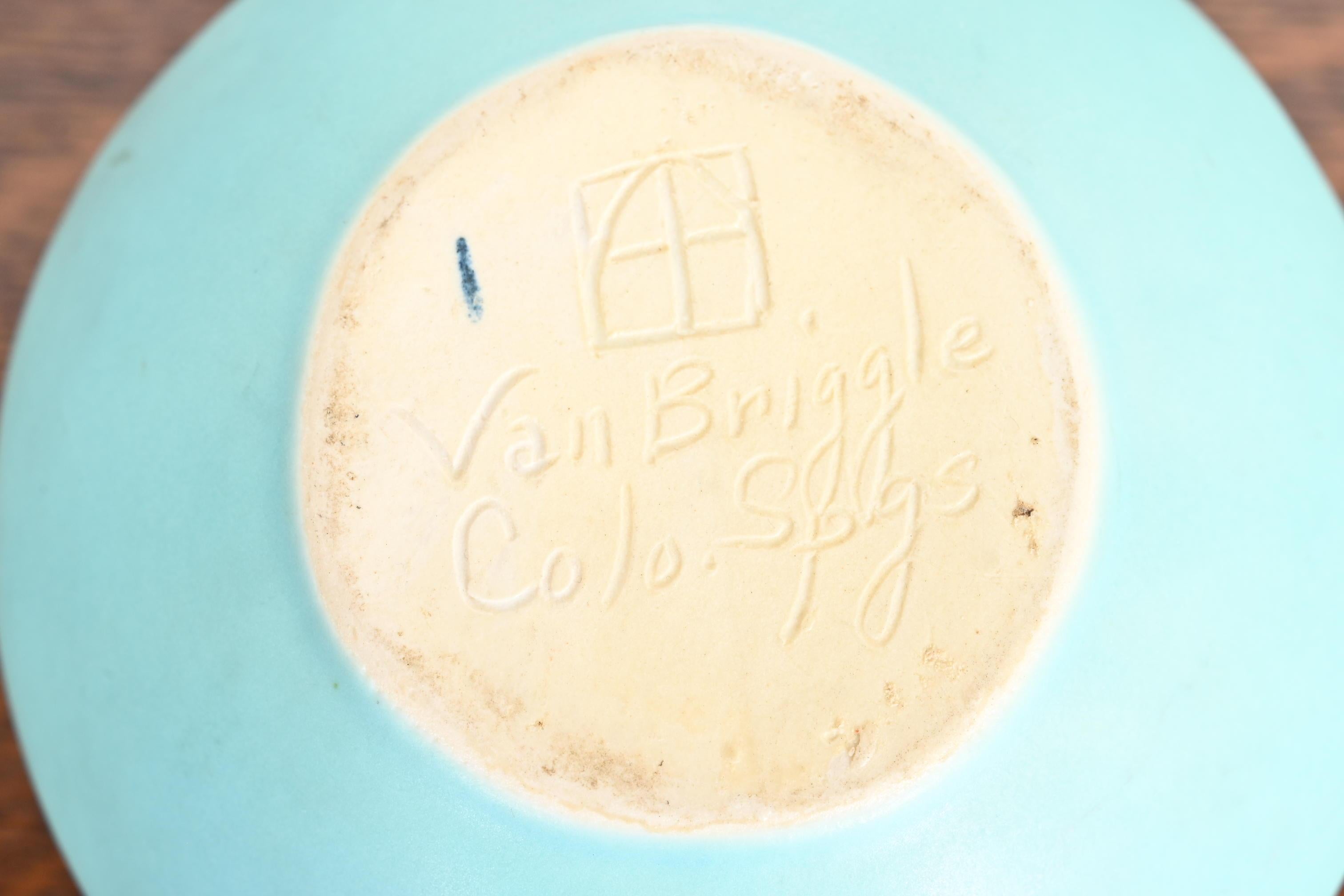 Van Briggle Arts & Crafts Ciotola in ceramica smaltata turchese con motivo a foglie di Oak in vendita 2