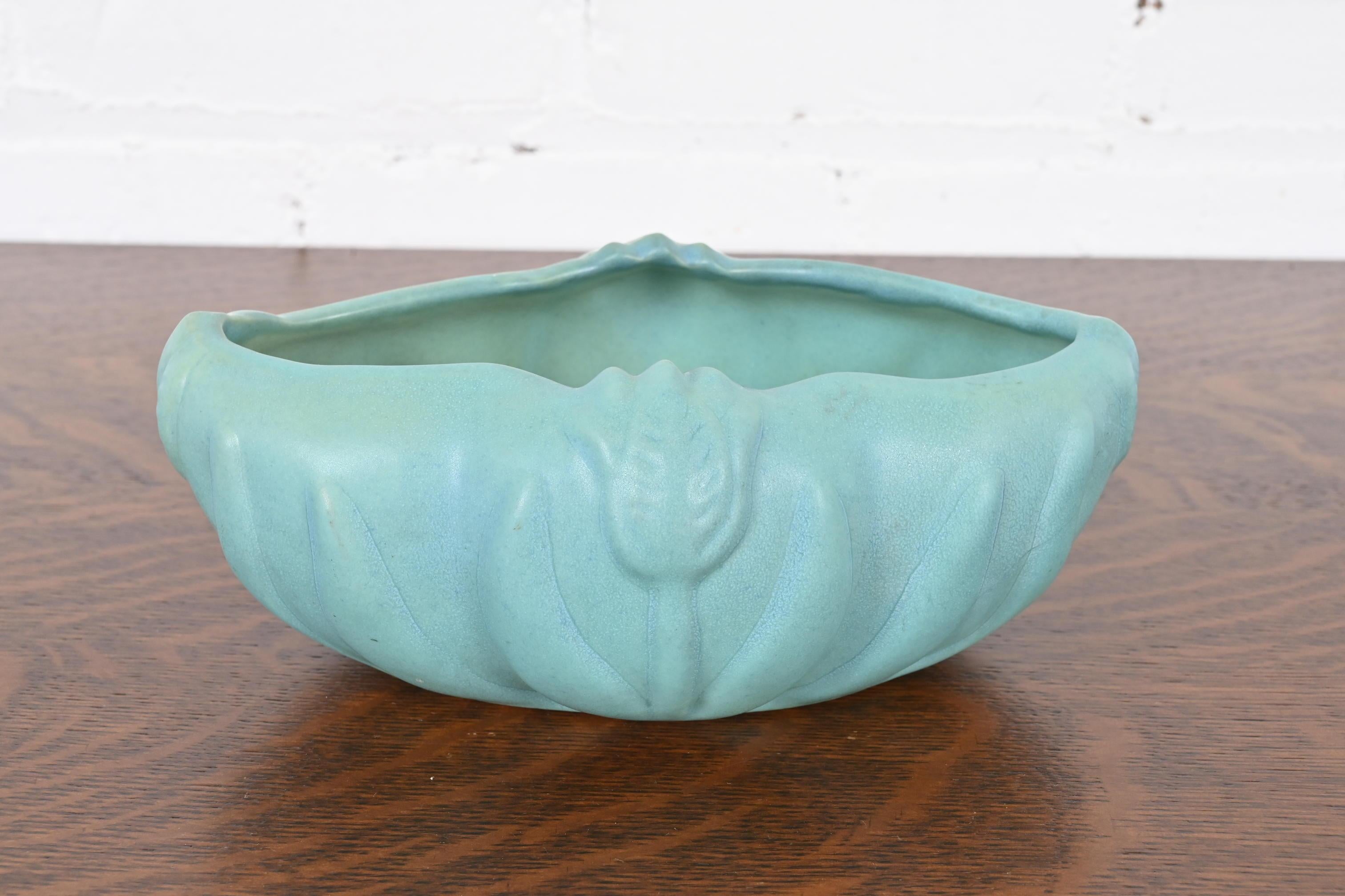 A gorgeous Arts & Crafts period turquoise glazed ceramic art pottery bowl or dish with tulip motif

By Van Briggle (signed to the underside)

USA, Early 20th Century

Measures: 8.75