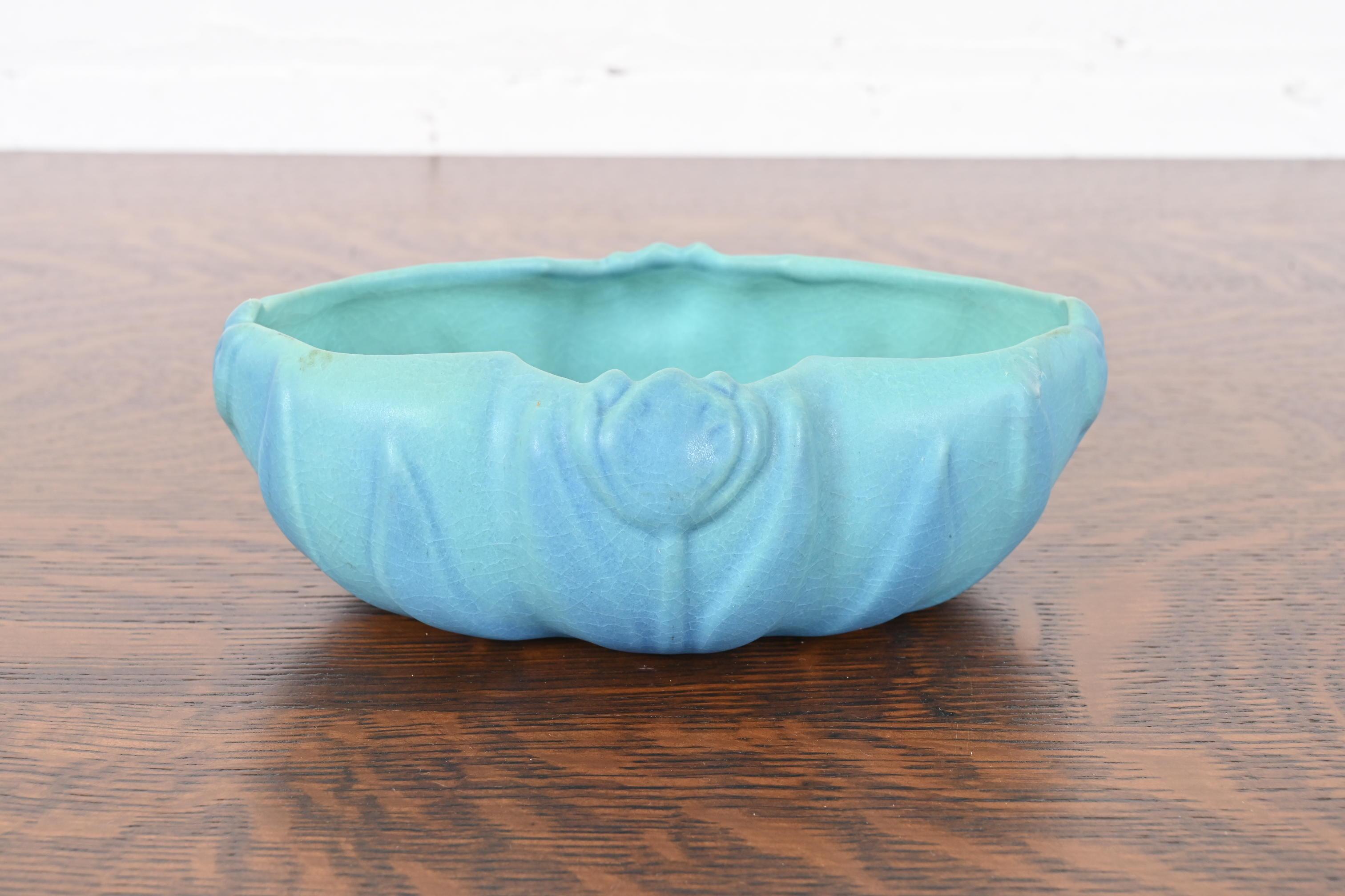 A gorgeous Arts & Crafts period turquoise glazed ceramic art pottery bowl with tulip motif

By Van Briggle (signed to the underside)

USA, Early 20th Century

Measures: 8
