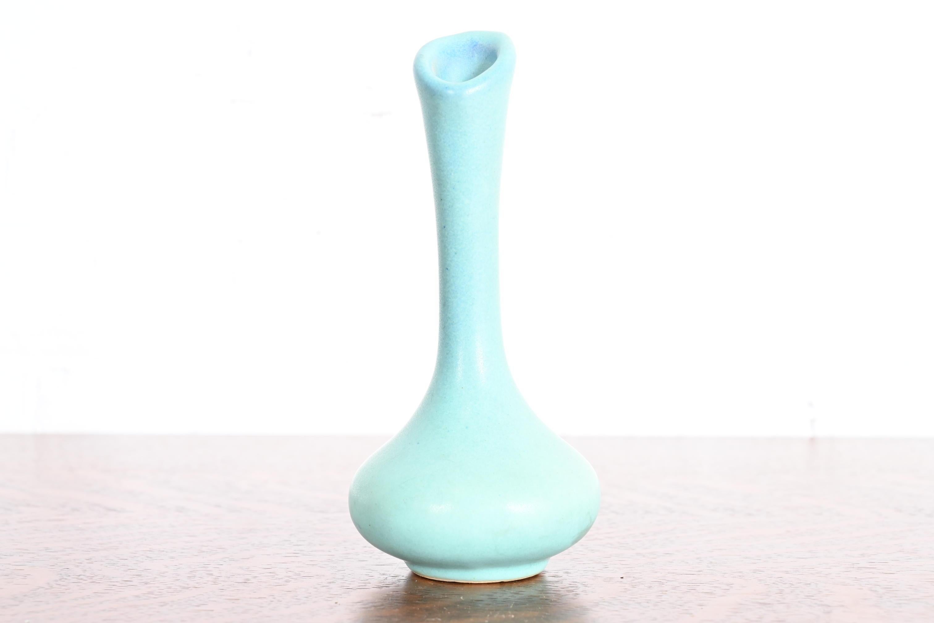 Magnifique vase à bourgeons en céramique émaillée turquoise de la période Arts & Crafts. 

Par Van Briggle (signé au verso)

États-Unis d'Amérique, début du 20e siècle

Mesures : 3,13 