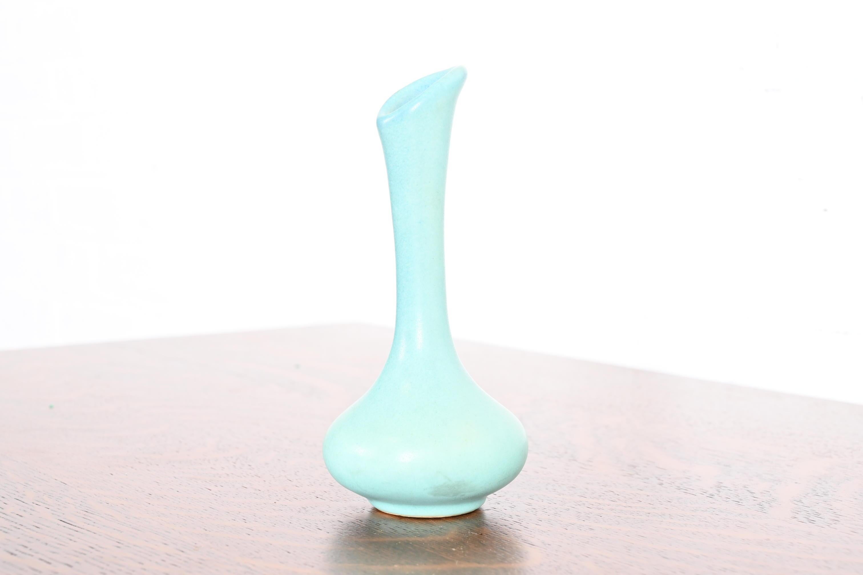 Arts and Crafts Vase à bourgeons en céramique émaillée turquoise Van Briggle Arts & Crafts en vente