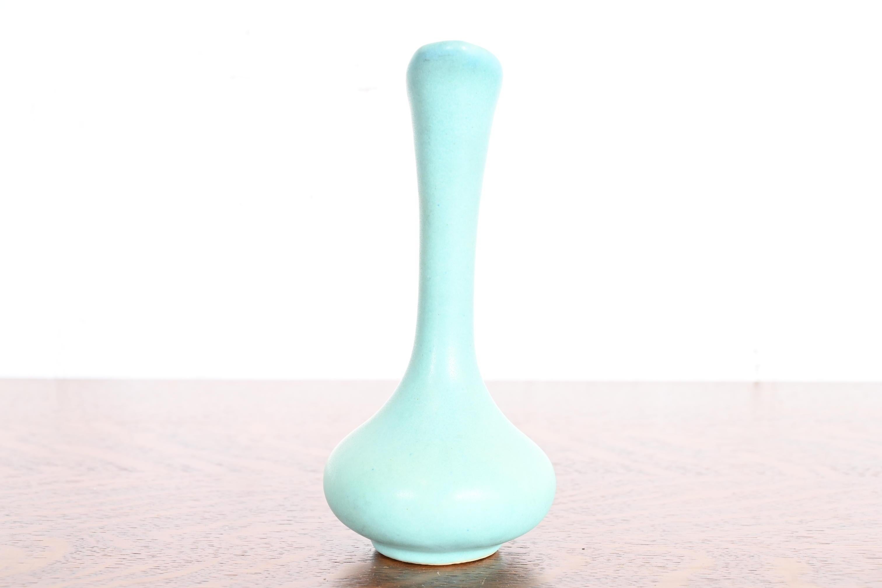 Américain Vase à bourgeons en céramique émaillée turquoise Van Briggle Arts & Crafts en vente