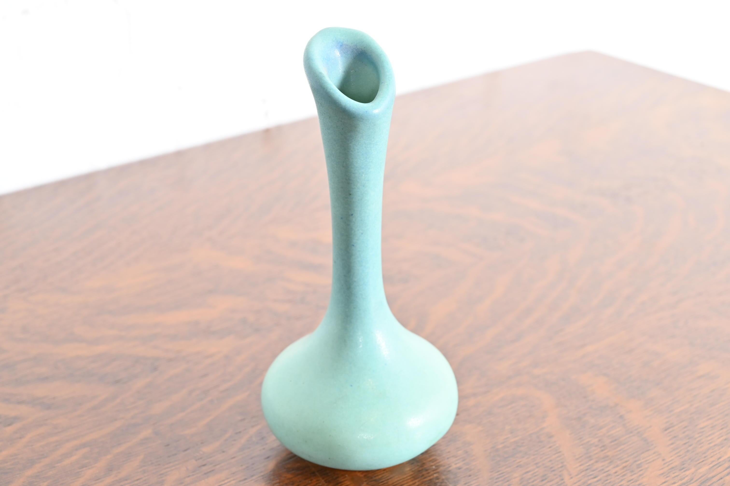 Vase à bourgeons en céramique émaillée turquoise Van Briggle Arts & Crafts Bon état - En vente à South Bend, IN