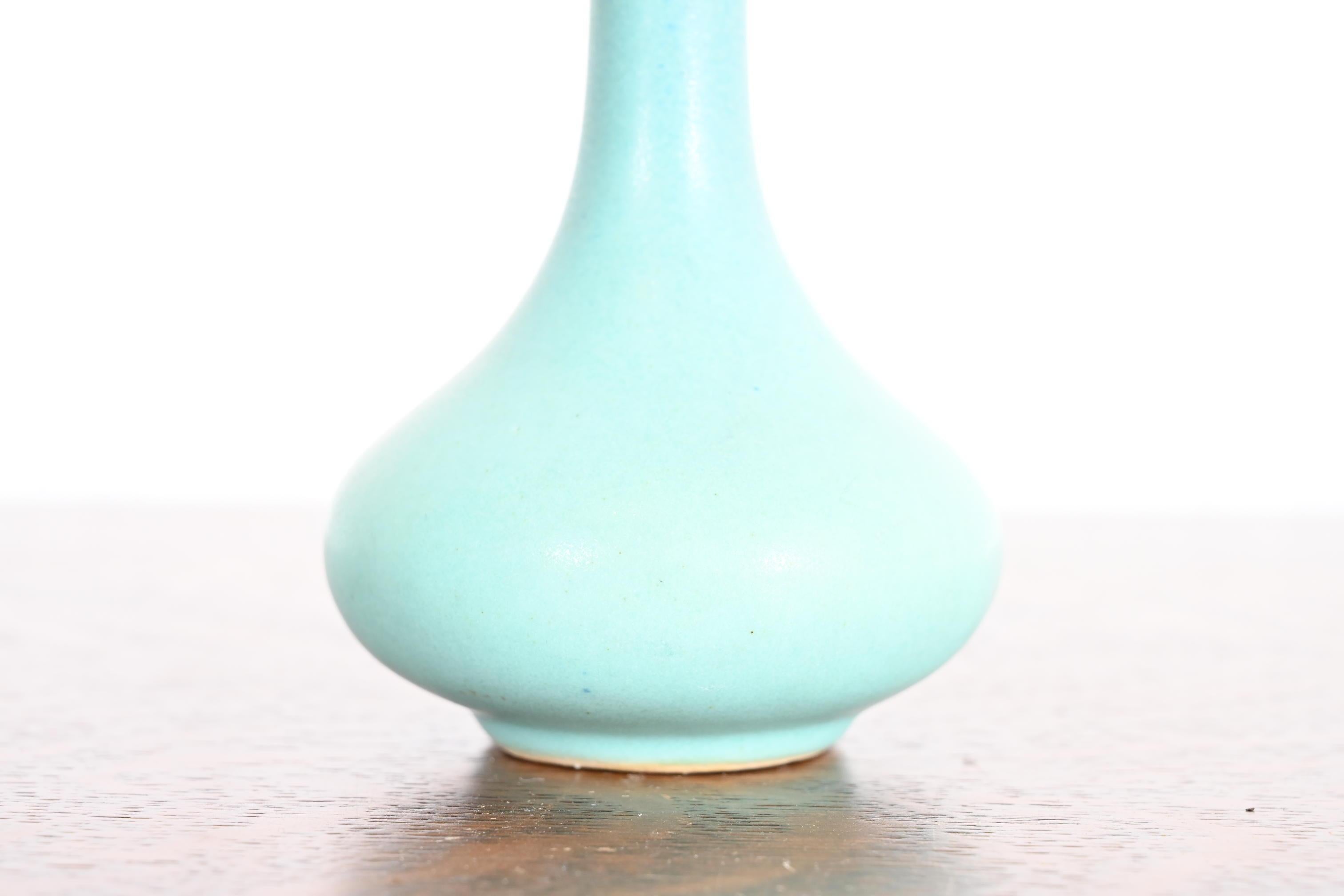 Céramique Vase à bourgeons en céramique émaillée turquoise Van Briggle Arts & Crafts en vente
