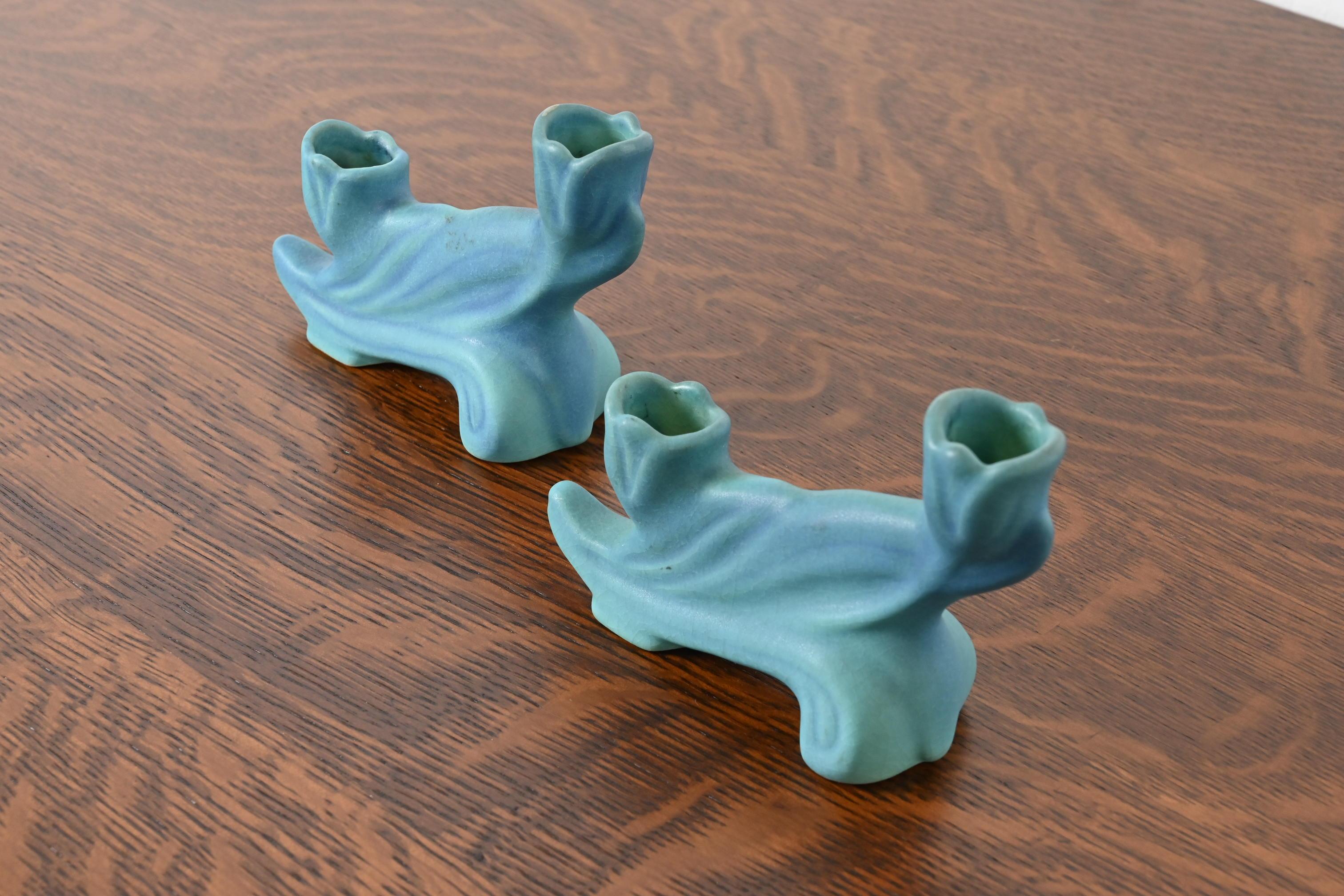 Candelieri in ceramica smaltata turchese Van Briggle Arts & Crafts, Coppia In condizioni buone in vendita a South Bend, IN