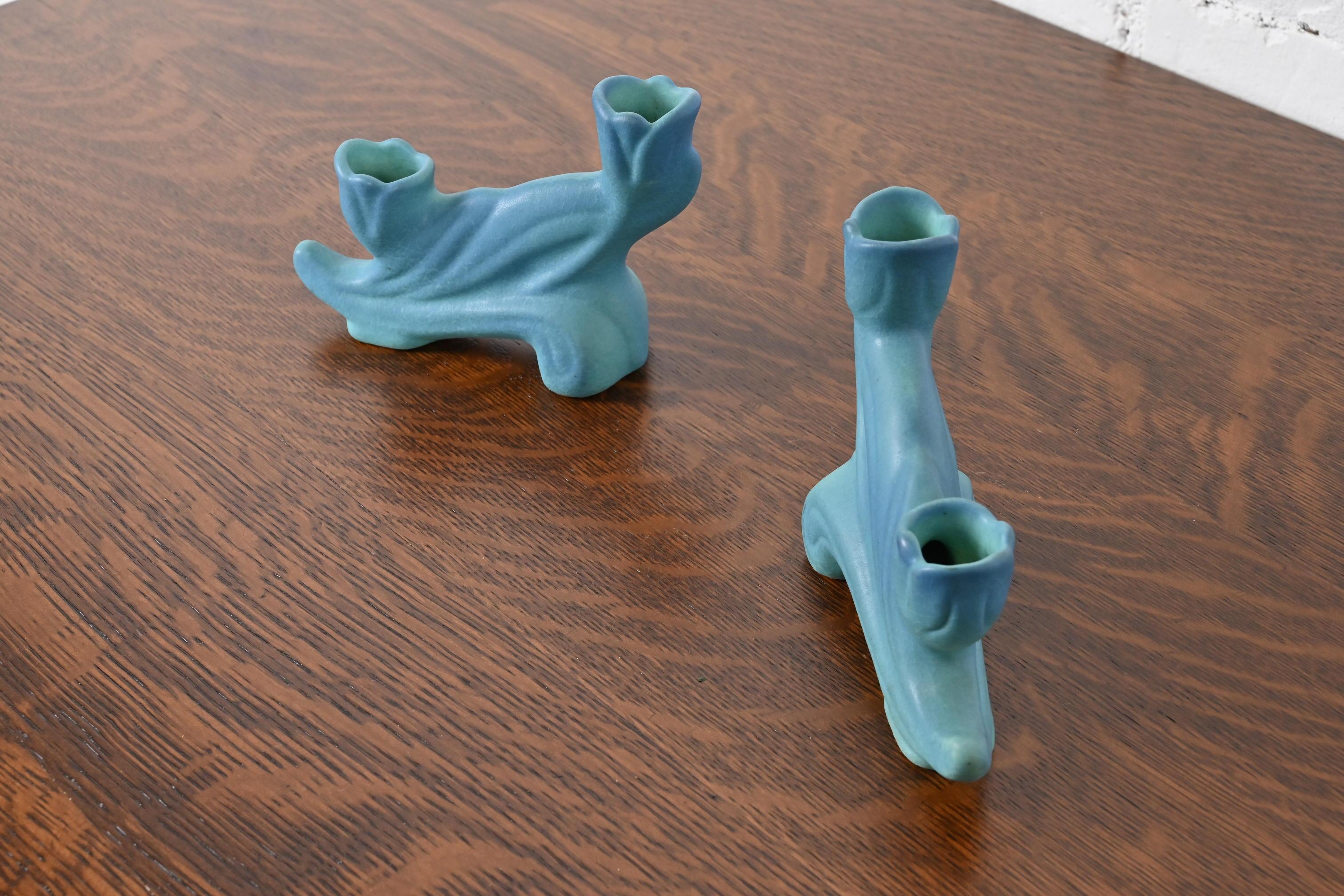 Van Briggle Arts & Crafts Türkis glasierte Kerzenständer aus Keramik, Paar (20. Jahrhundert) im Angebot
