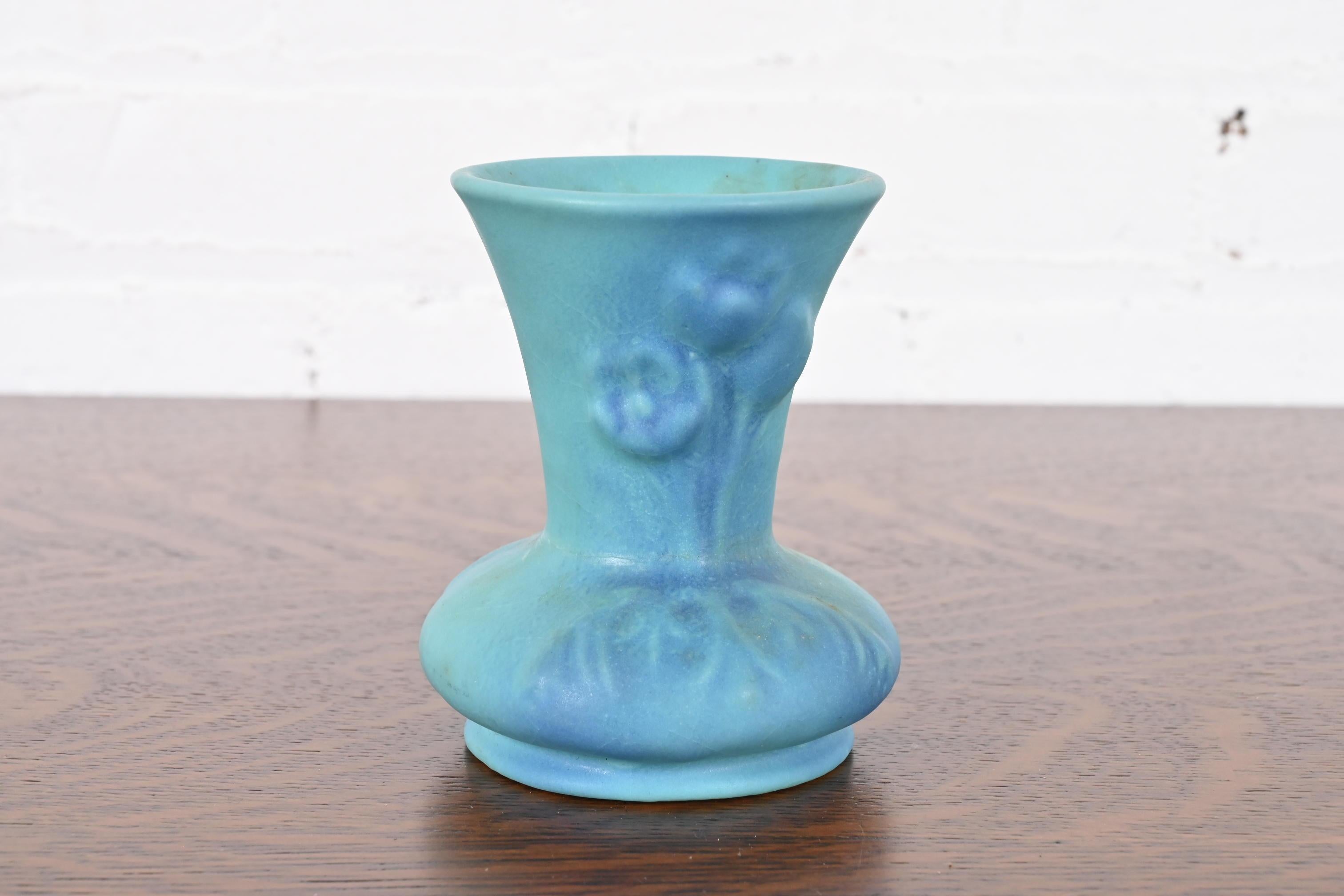 Precioso jarrón de cerámica esmaltada turquesa de la época Arts & Crafts con motivo floral

Por Van Briggle (firmado en la parte inferior)

EE.UU., principios del siglo XX

Medidas: 3,88