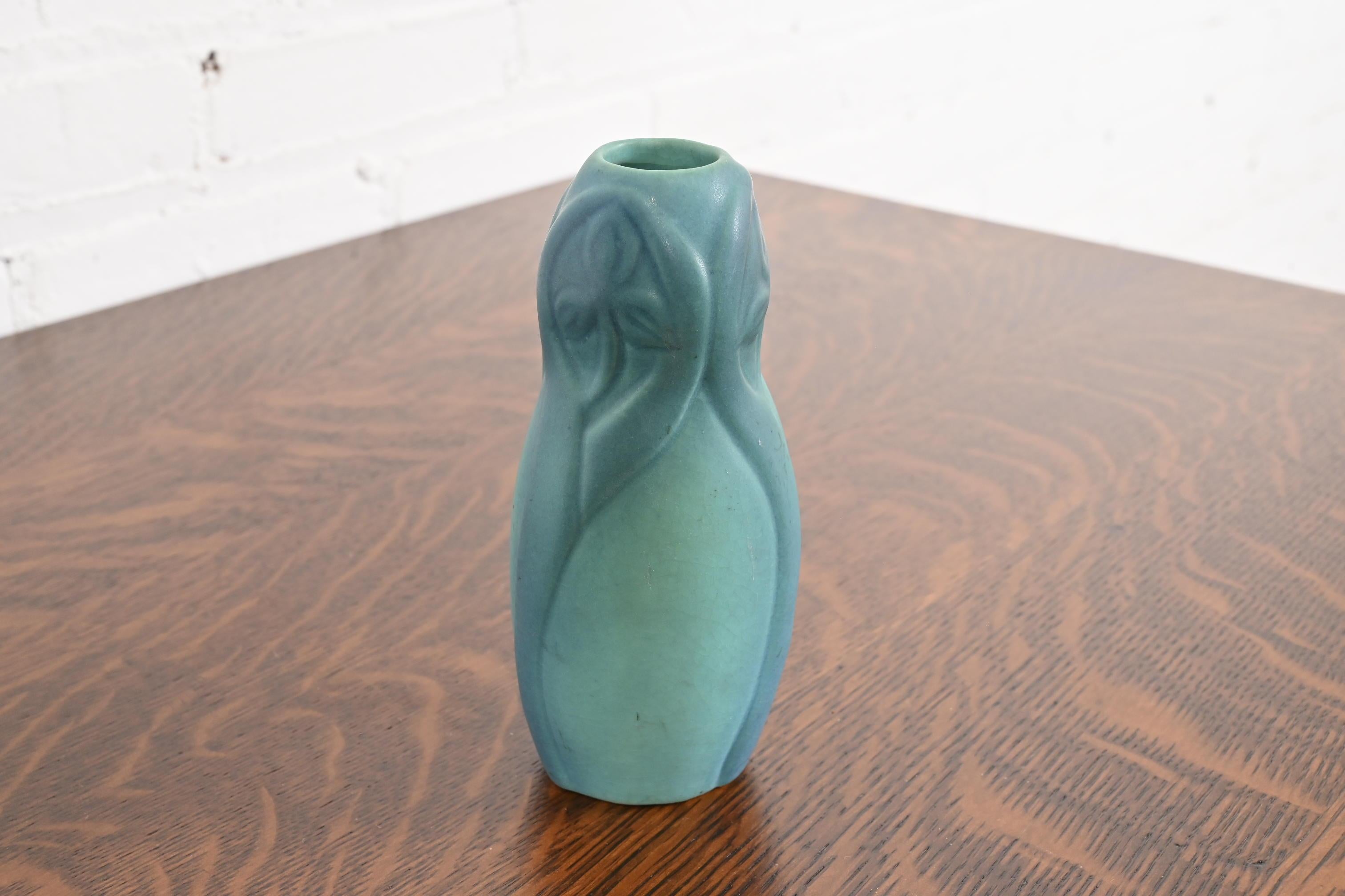 A gorgeous Arts & Crafts period turquoise glazed ceramic art pottery vase with floral motif

By Van Briggle (signed to the underside)

USA, Early 20th Century

Measures: 2.88