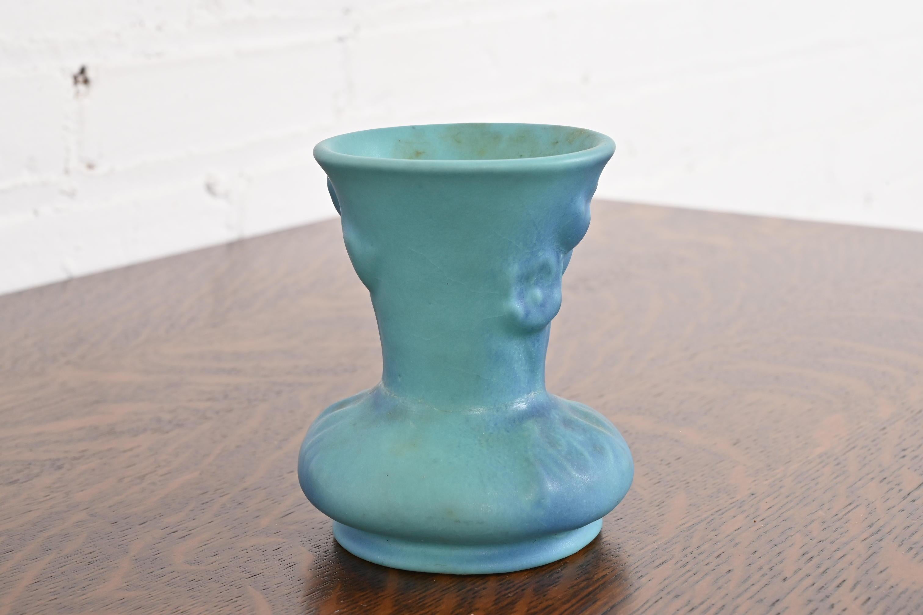 Jarrón de cerámica esmaltada turquesa con motivo floral Van Briggle Arts & Crafts Artes y manualidades en venta