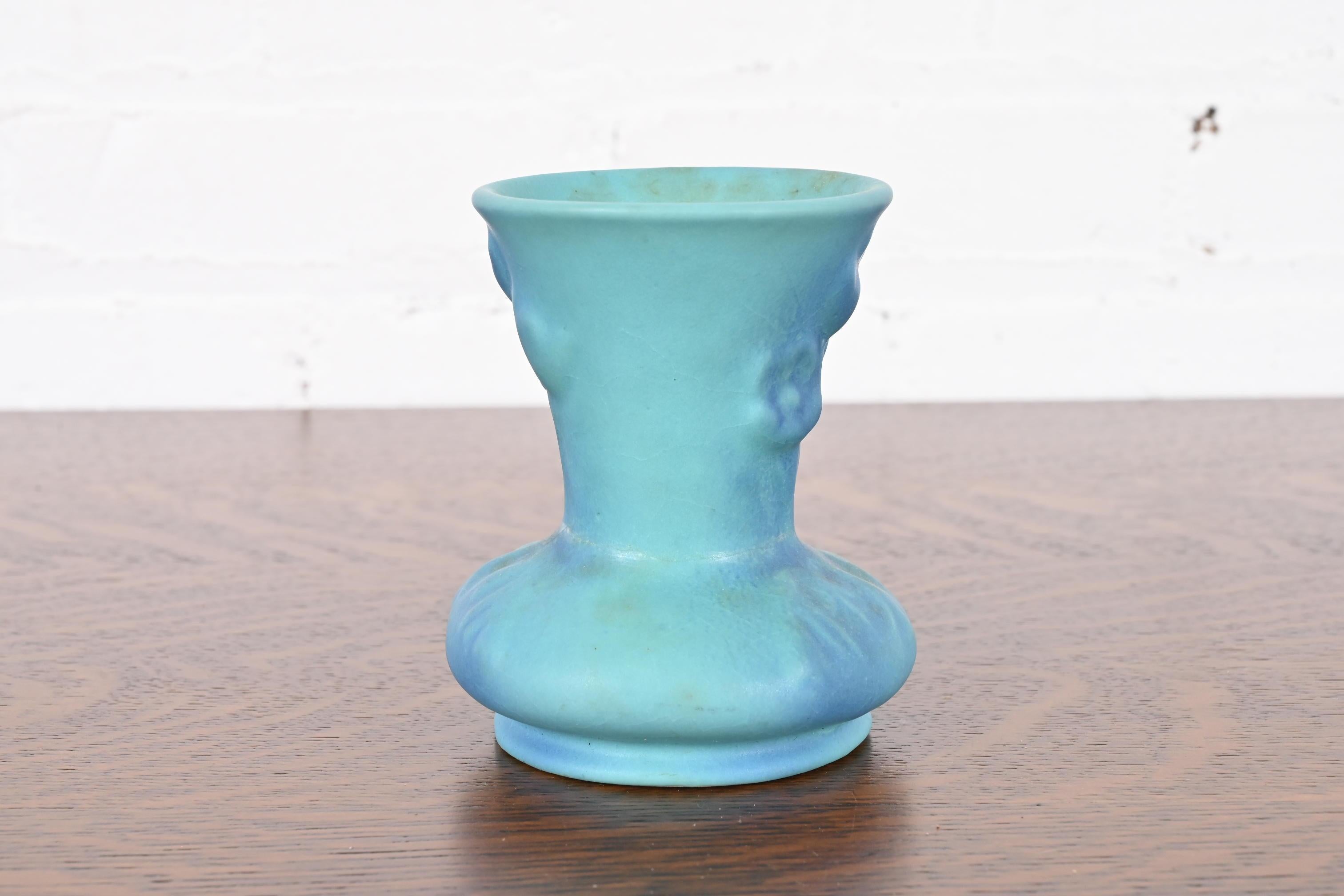 Jarrón de cerámica esmaltada turquesa con motivo floral Van Briggle Arts & Crafts Estadounidense en venta