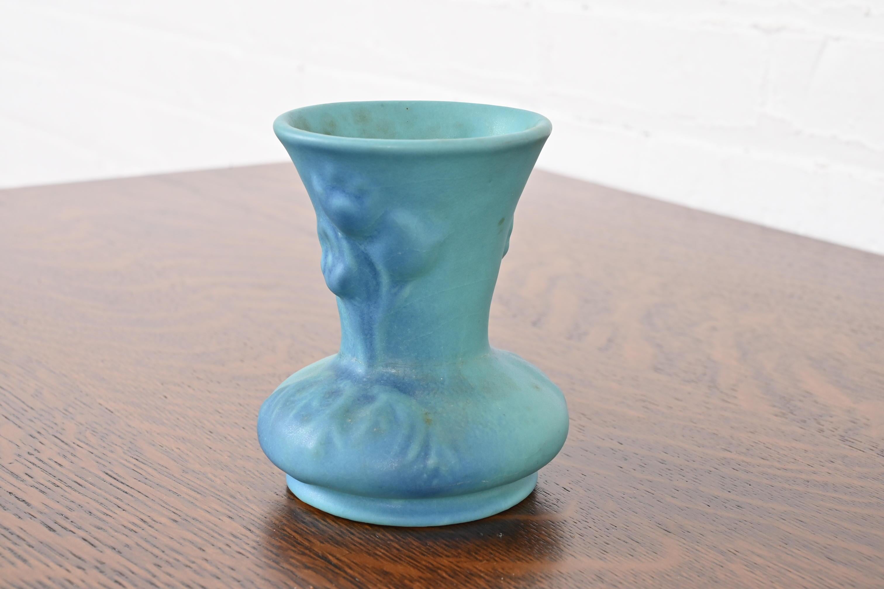 Jarrón de cerámica esmaltada turquesa con motivo floral Van Briggle Arts & Crafts en Bueno estado para la venta en South Bend, IN