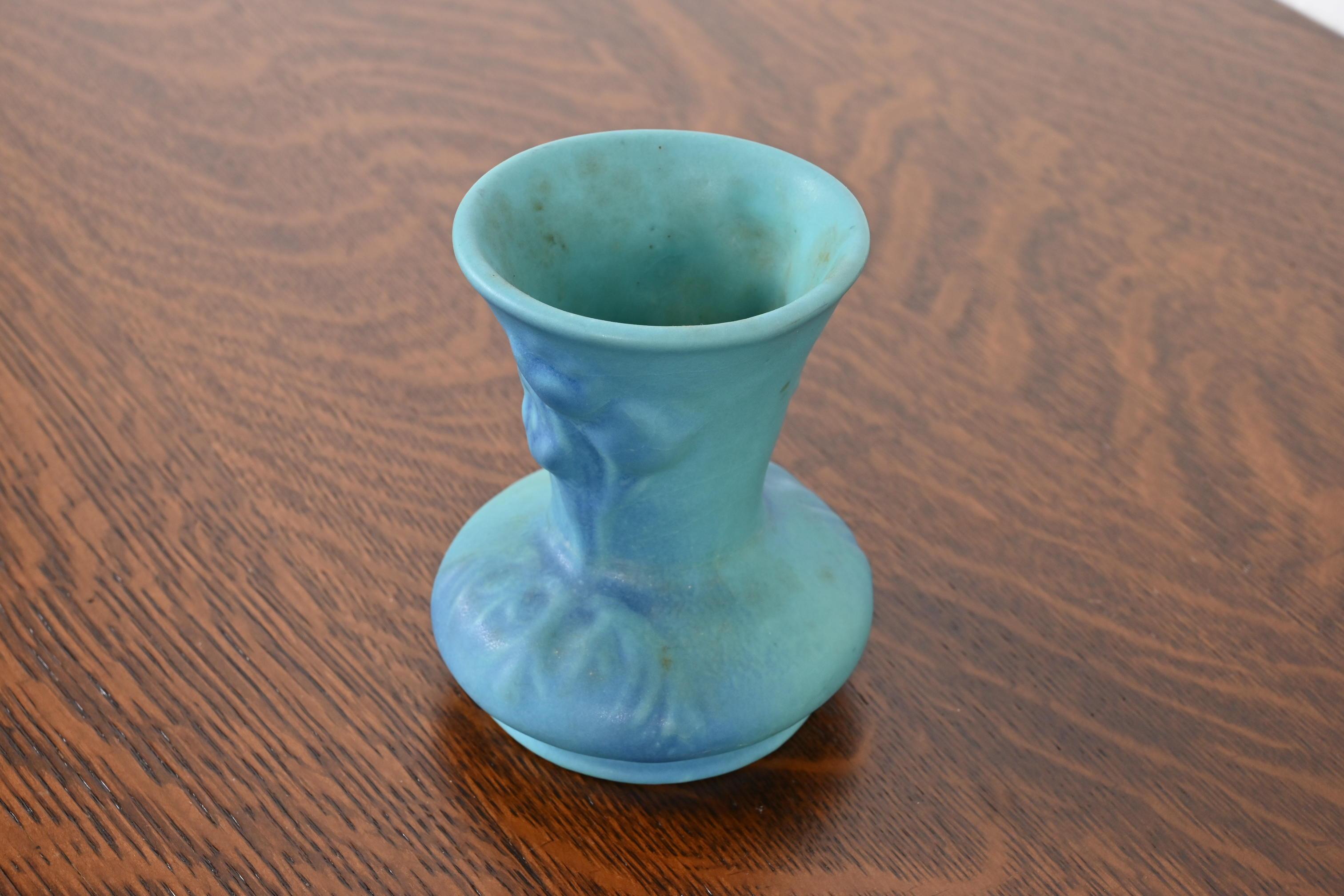 Jarrón de cerámica esmaltada turquesa con motivo floral Van Briggle Arts & Crafts siglo XX en venta