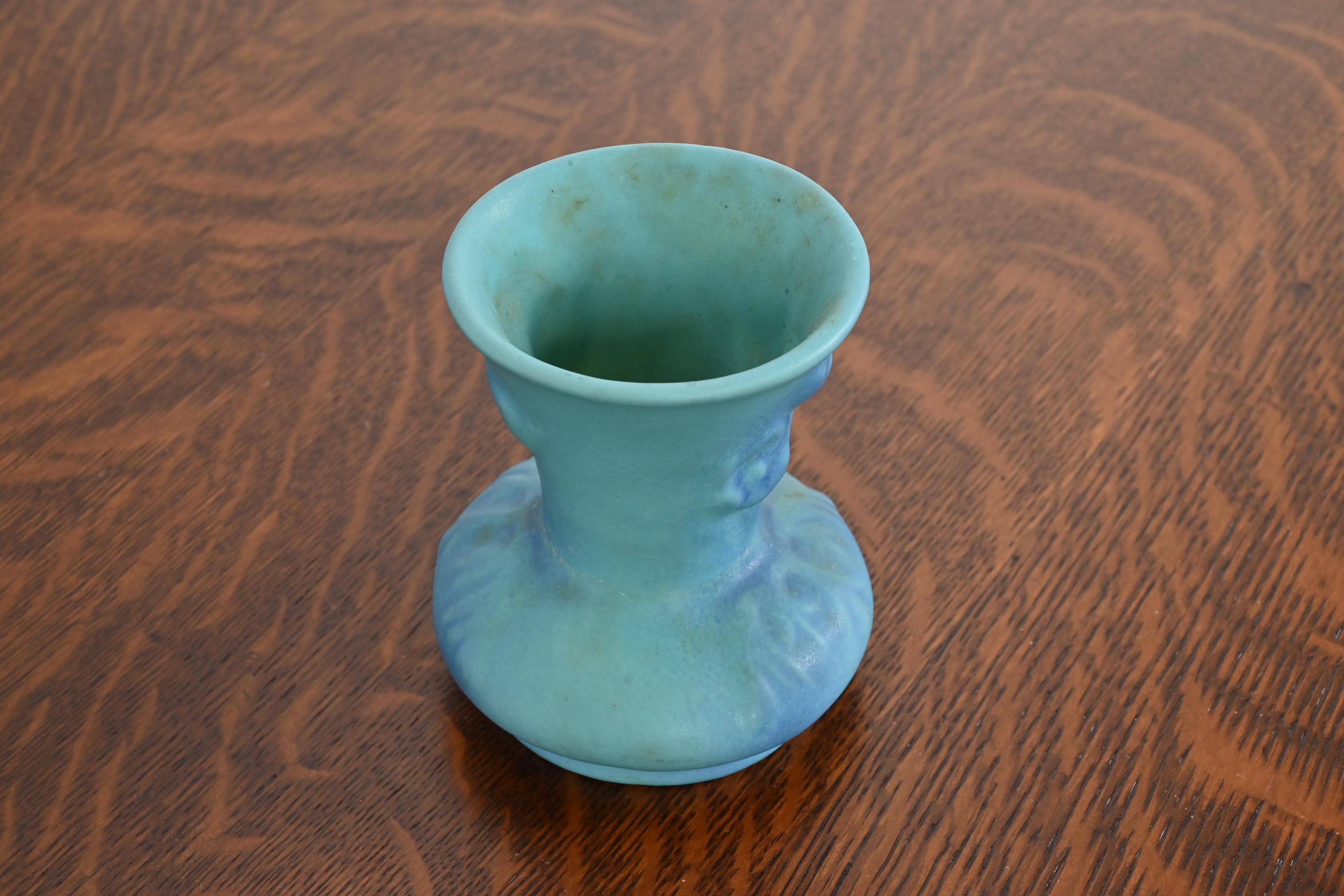 Jarrón de cerámica esmaltada turquesa con motivo floral Van Briggle Arts & Crafts Cerámico en venta