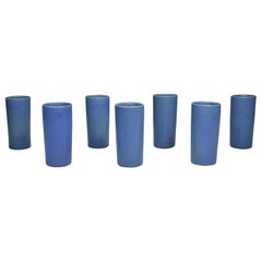 Ensemble de sept gobelets cylindriques bleu foncé ou vases en céramique Van Briggle