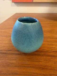 Jarrón de armario azul mate de Van Briggle Pottery, Colorado Springs