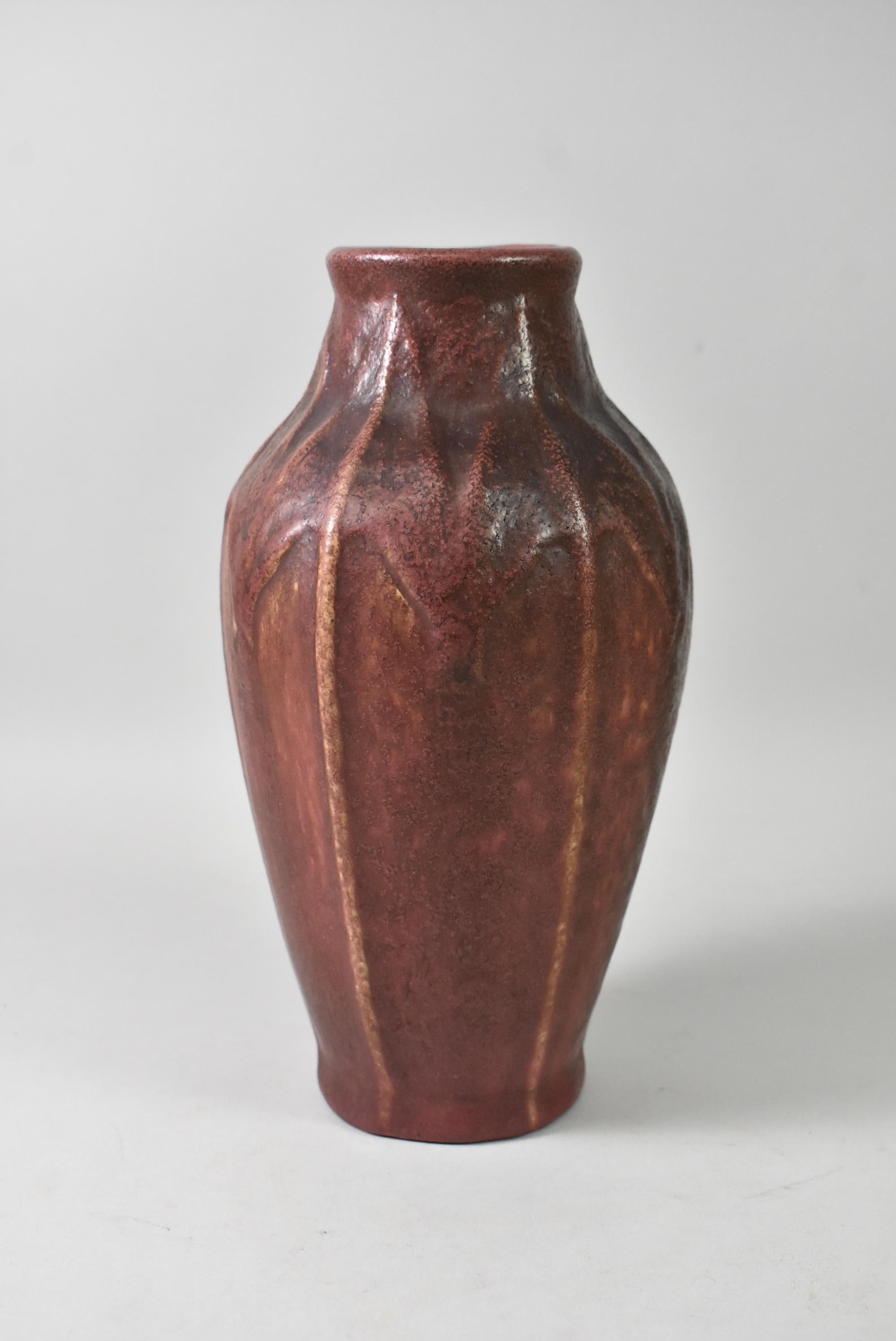 Magnifique vase en poterie Van Briggle dans le design Arrowroot avec une glaçure mate de couleur mûre et rose persane foncée. Ce vase est un Van Briggle d'avant 1910, marqué AA Colo Spgs, 97, et d'autres marques illisibles. Excellent état, sans